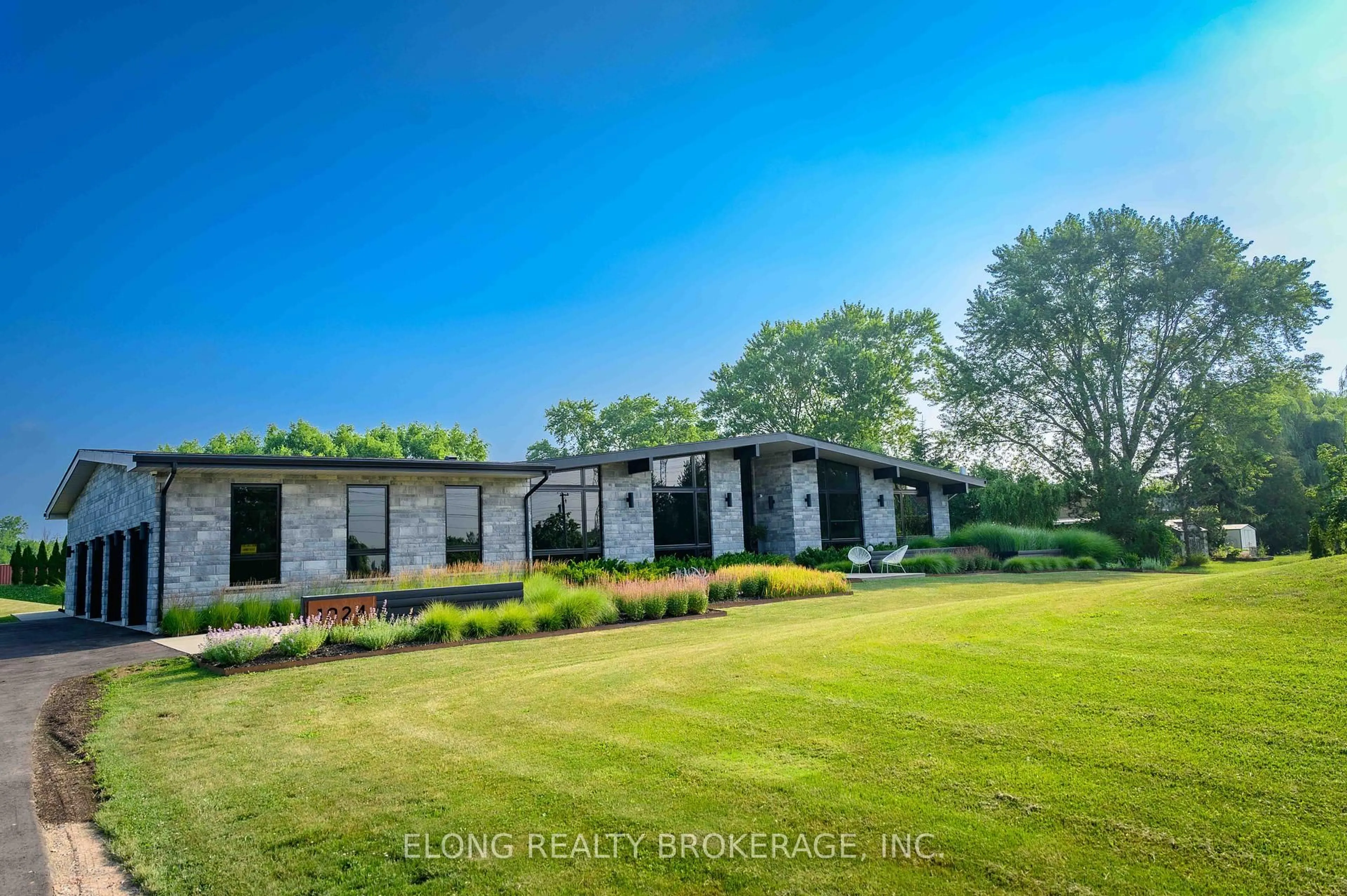 A pic from outside/outdoor area/front of a property/back of a property/a pic from drone, unknown for 1024 Beaverdams Rd, Thorold Ontario L2E 6S4