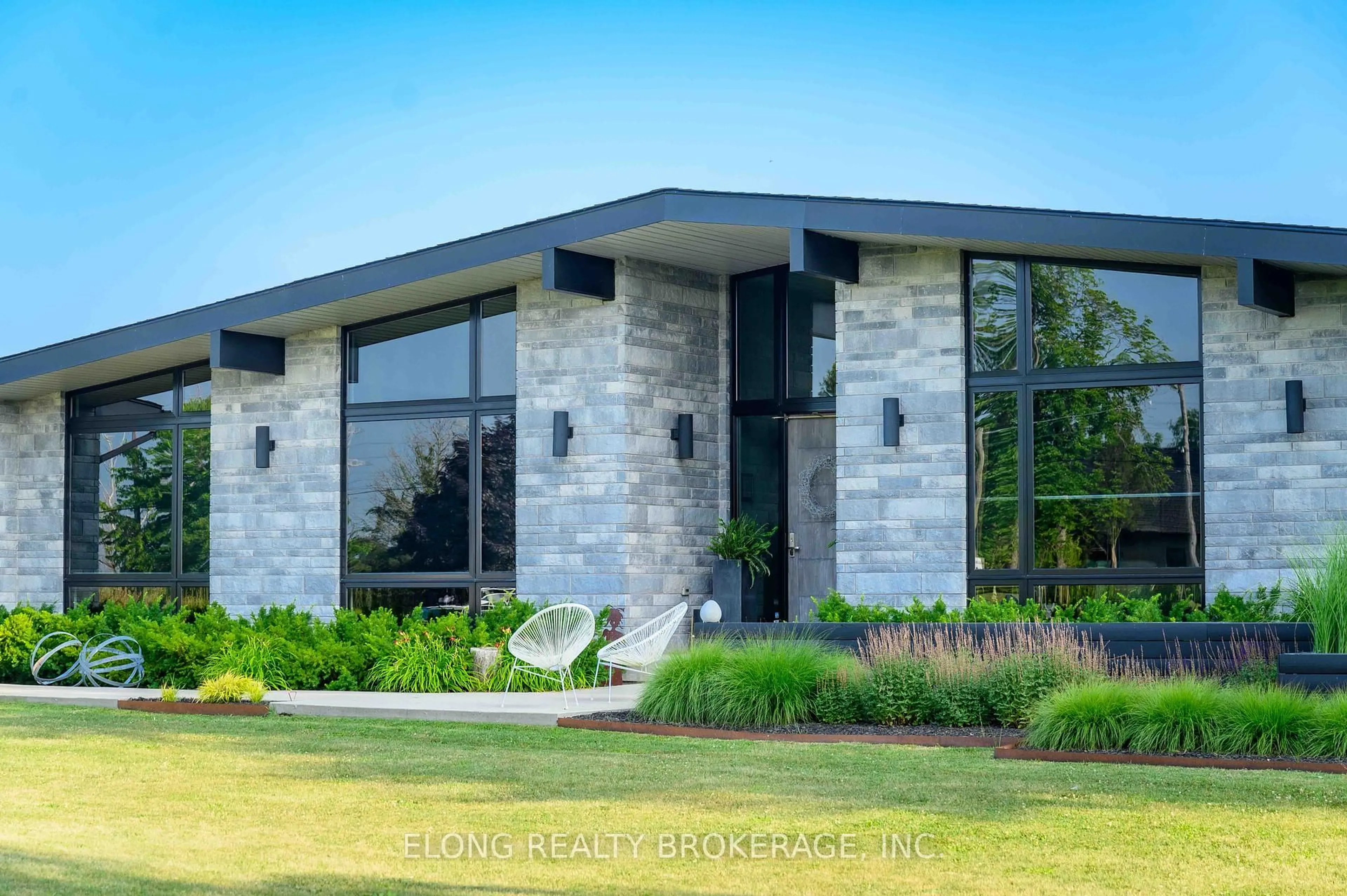 Home with brick exterior material, building for 1024 Beaverdams Rd, Thorold Ontario L2E 6S4