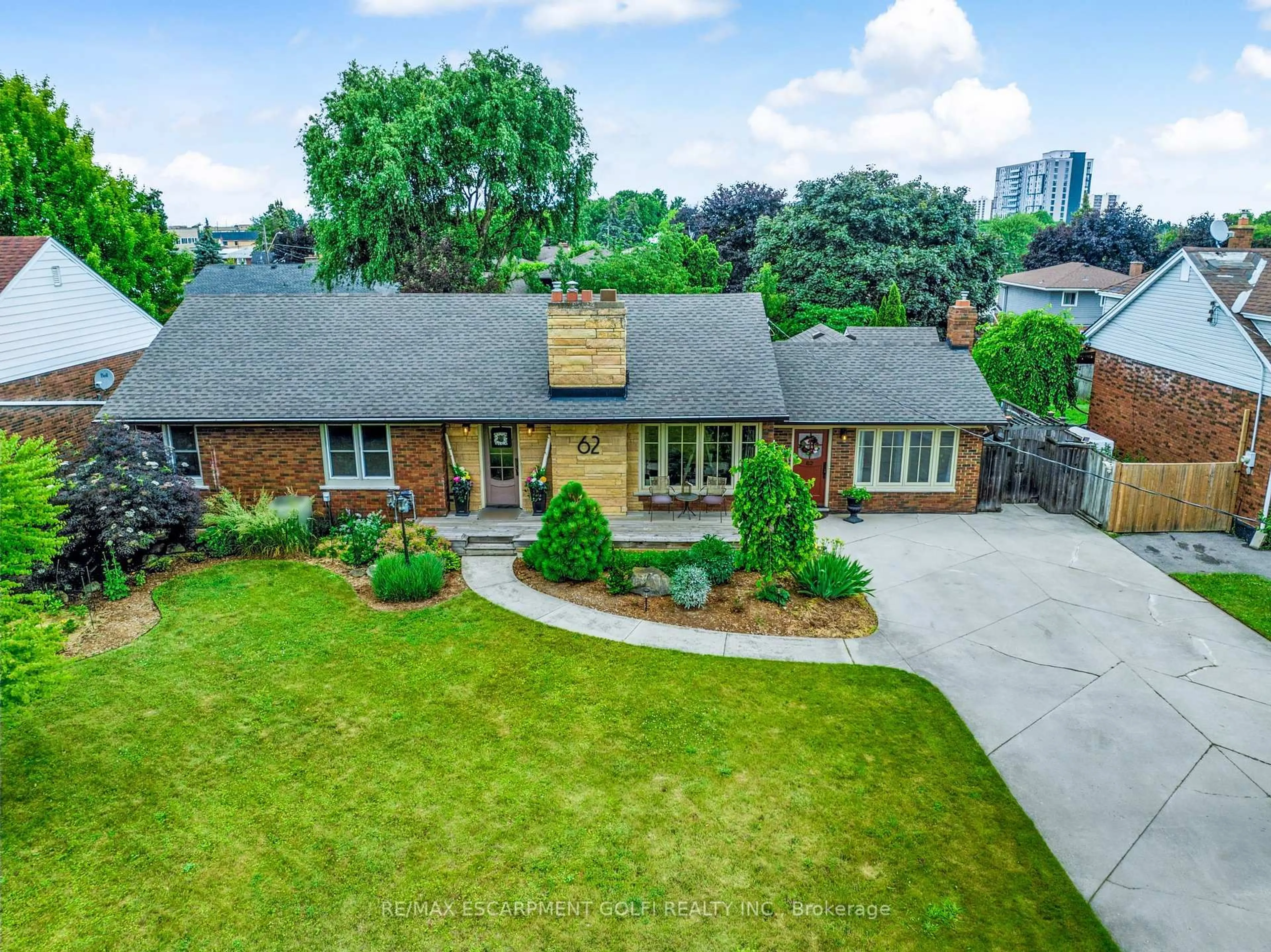A pic from outside/outdoor area/front of a property/back of a property/a pic from drone, street for 62 Glenview Dr, Hamilton Ontario L8G 2L6