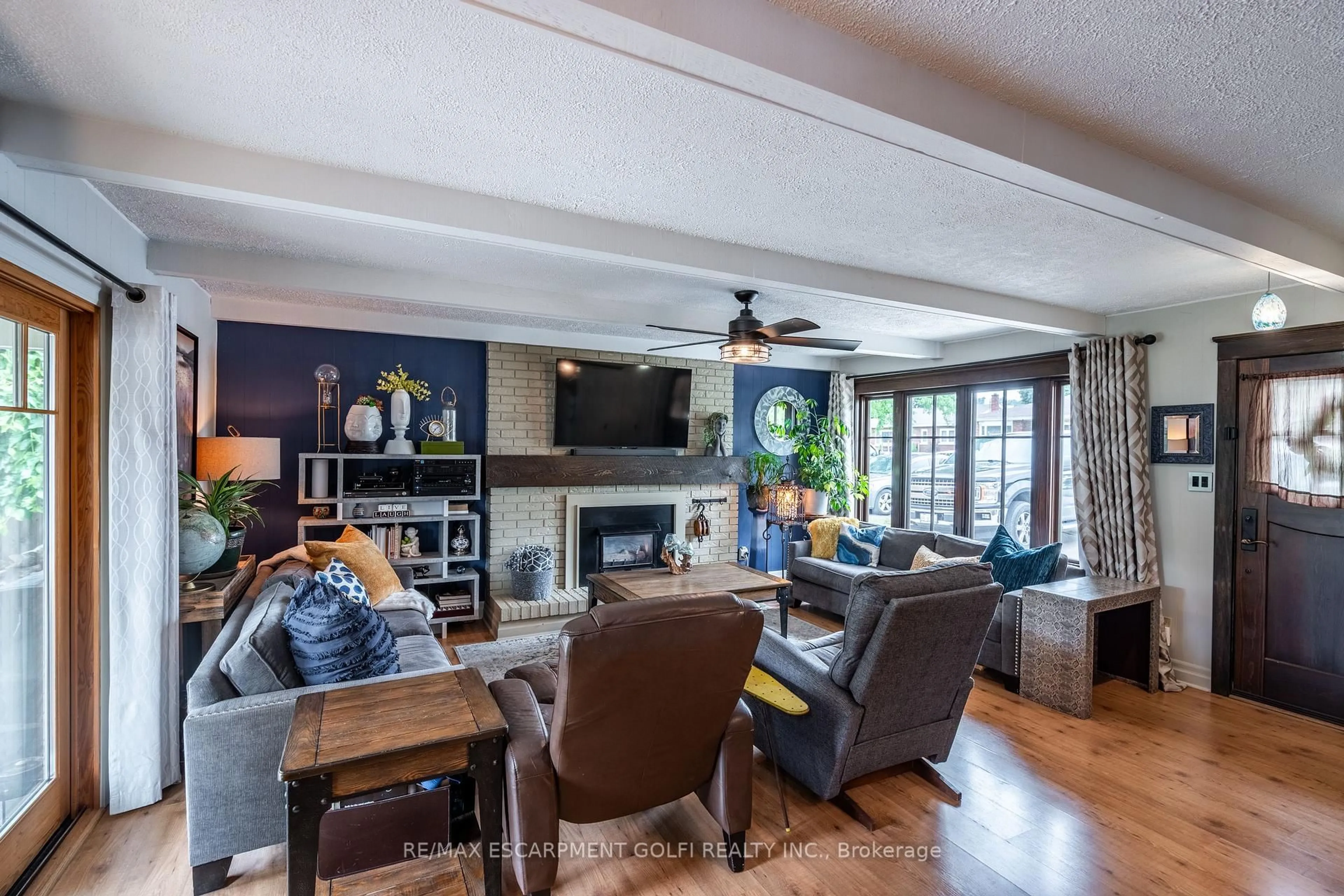 Living room with furniture, unknown for 62 Glenview Dr, Hamilton Ontario L8G 2L6