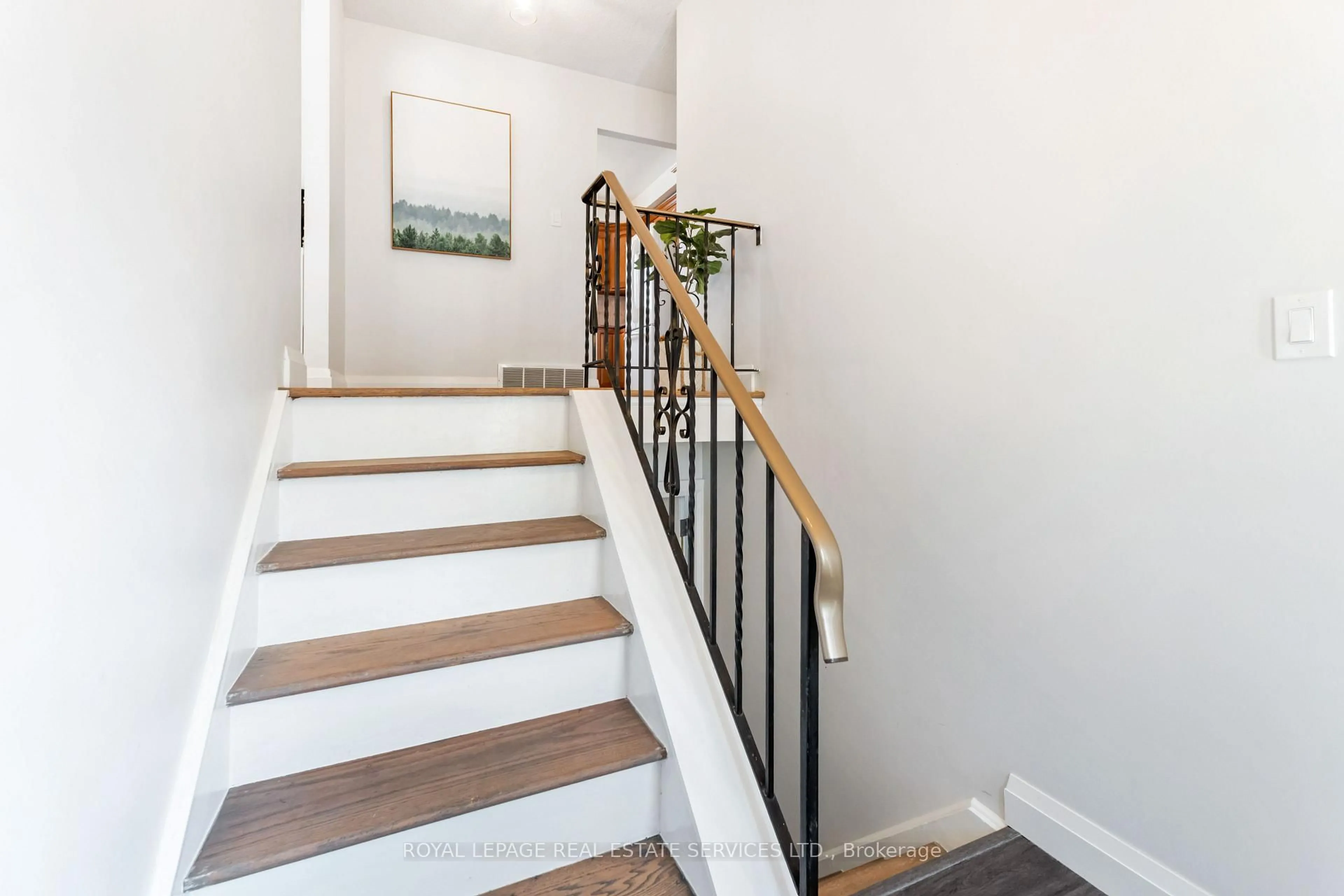 Stairs for 11 Ashwood Crt, Hamilton Ontario L8E 3C8