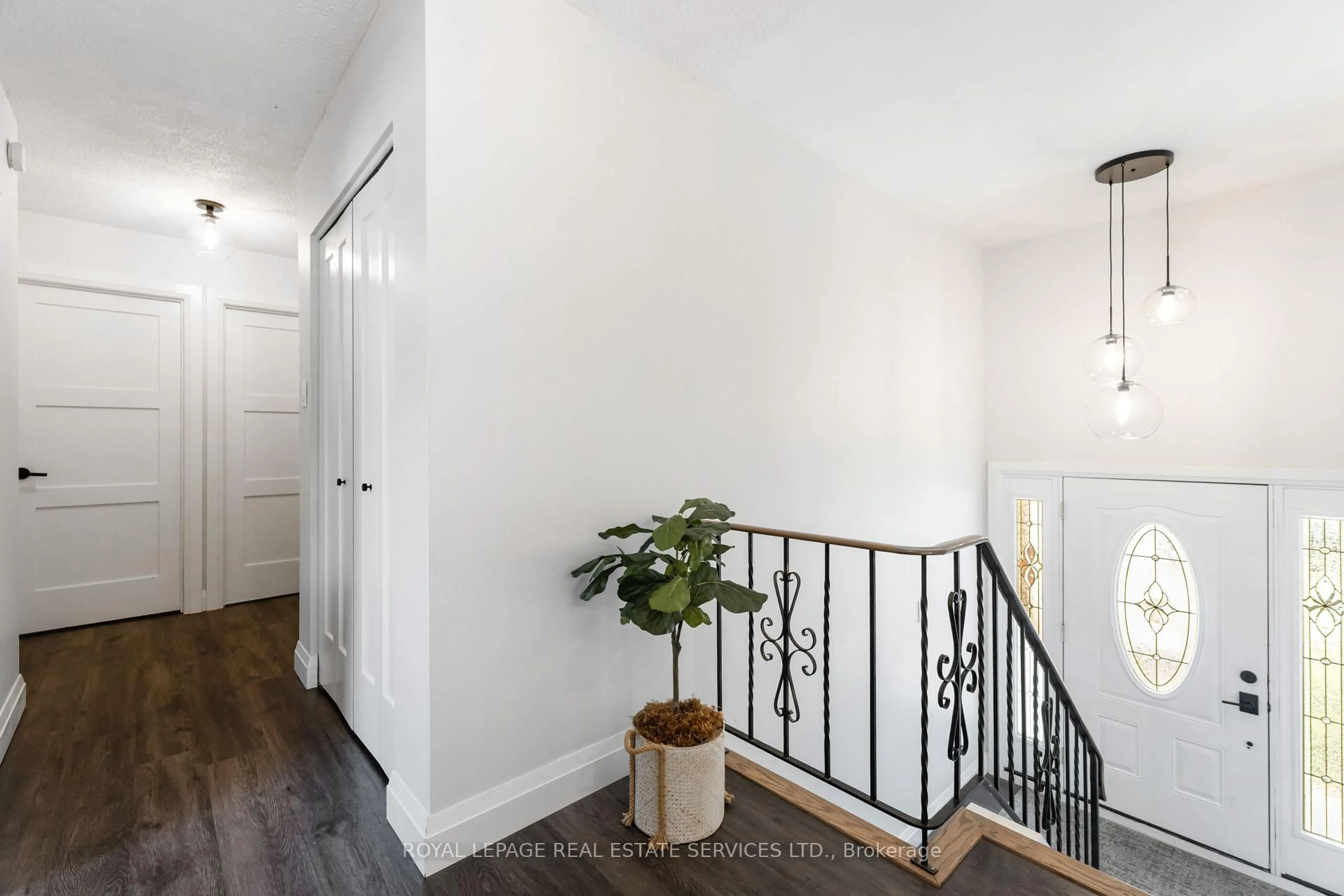 Indoor entryway for 11 Ashwood Crt, Hamilton Ontario L8E 3C8