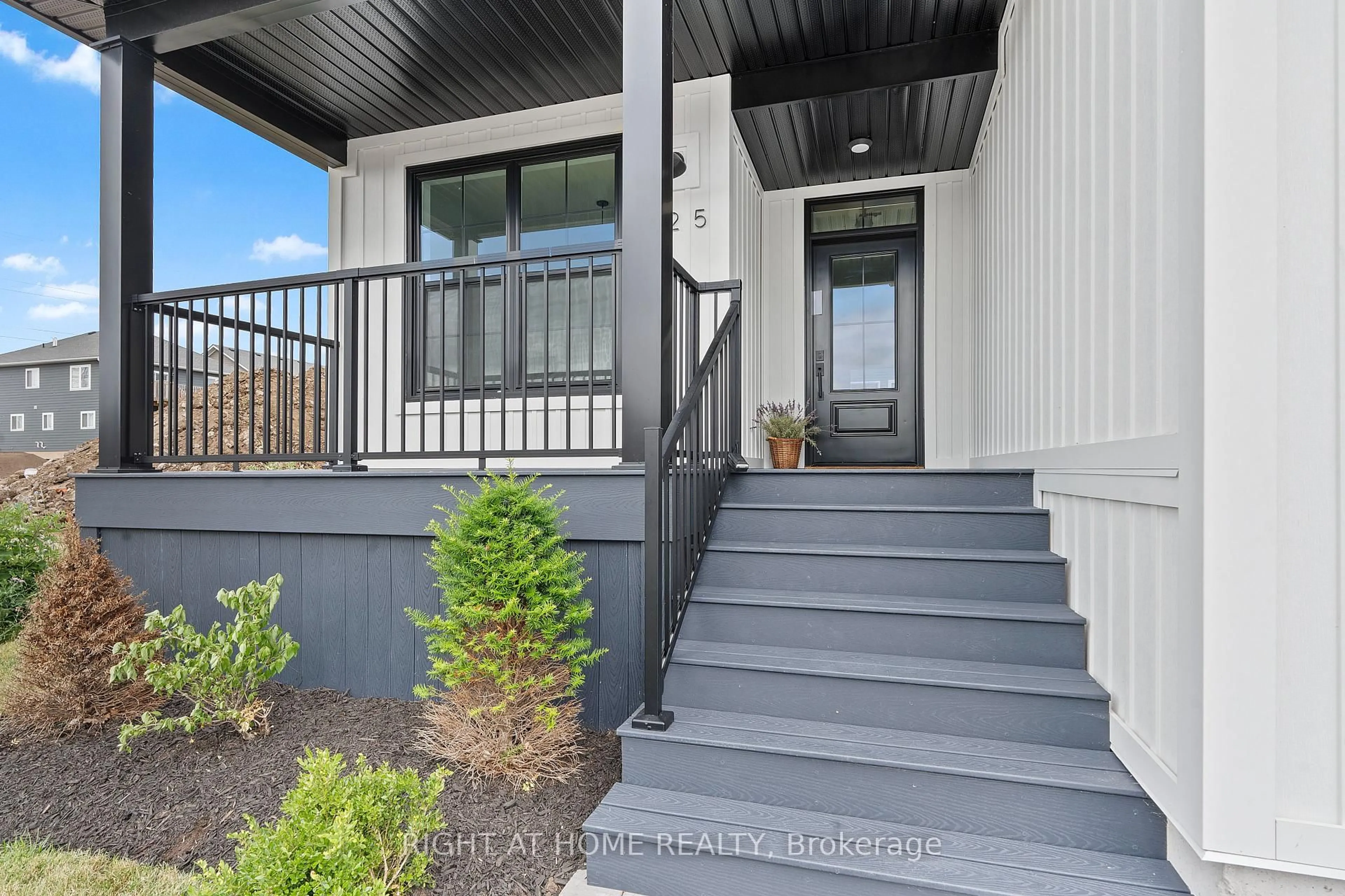 Indoor entryway for 725 Squirrel Hill Dr, Kingston Ontario K7P 0N4