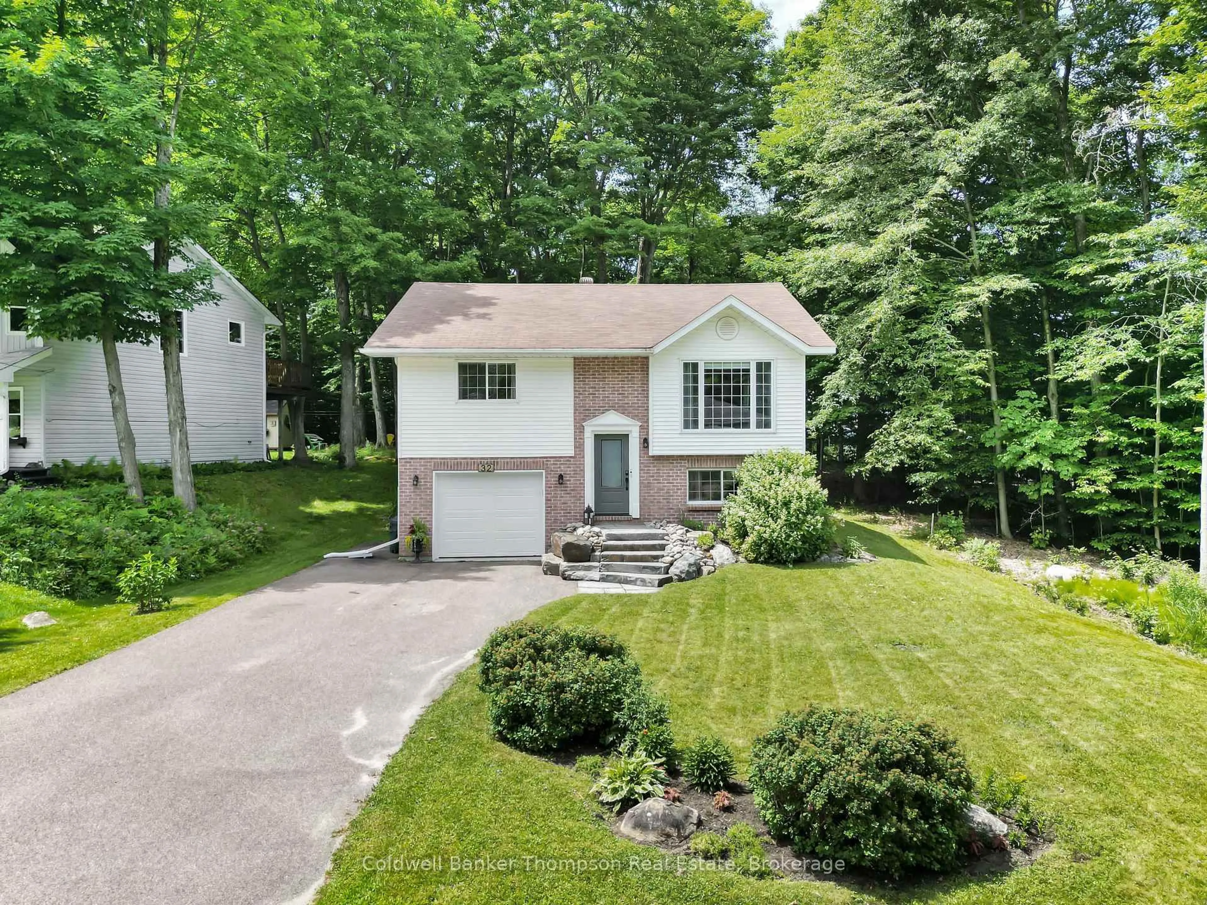 A pic from outside/outdoor area/front of a property/back of a property/a pic from drone, street for 32 Southdale Dr, Huntsville Ontario P1H 1P7