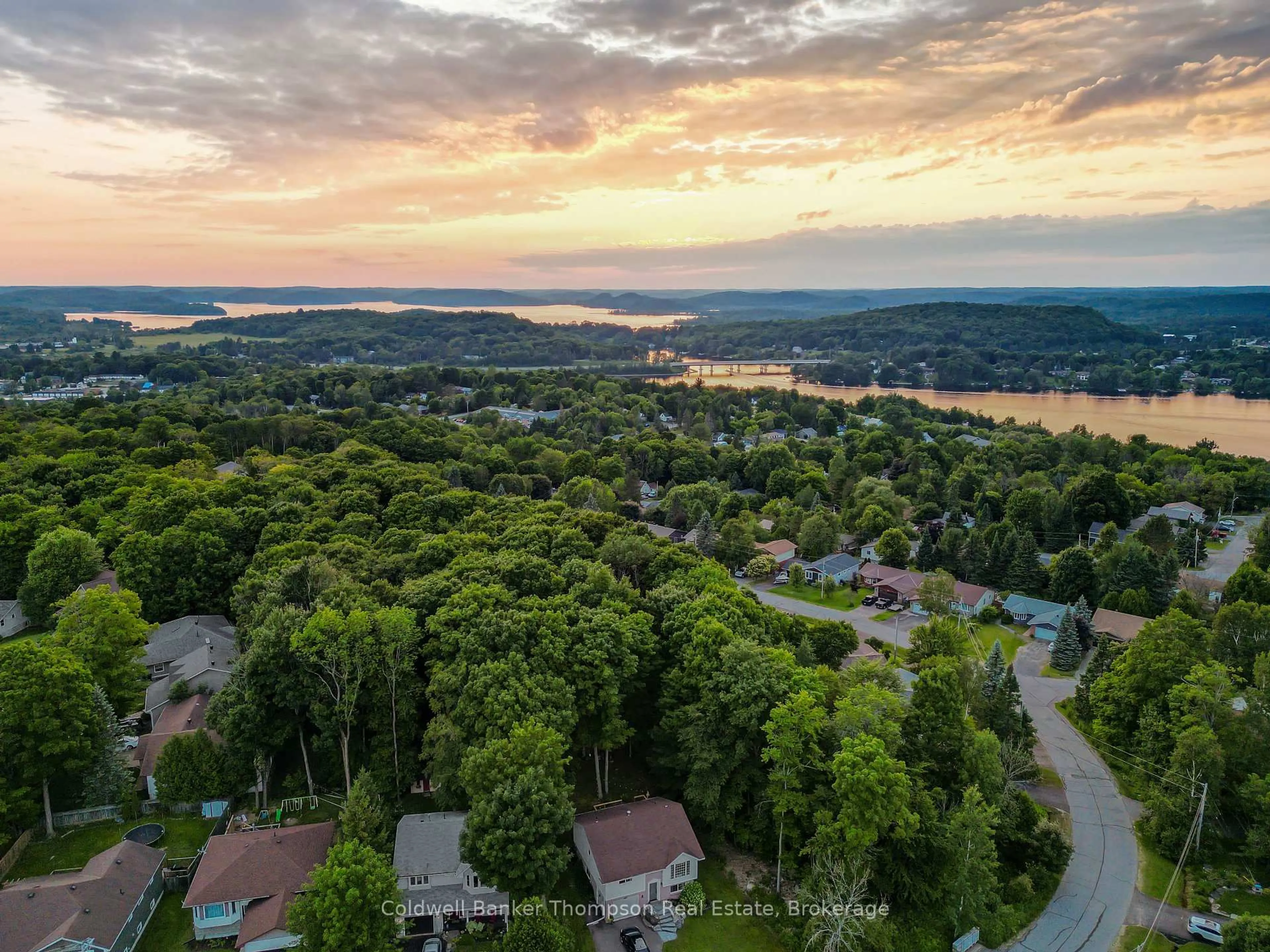 A pic from outside/outdoor area/front of a property/back of a property/a pic from drone, water/lake/river/ocean view for 32 Southdale Dr, Huntsville Ontario P1H 1P7