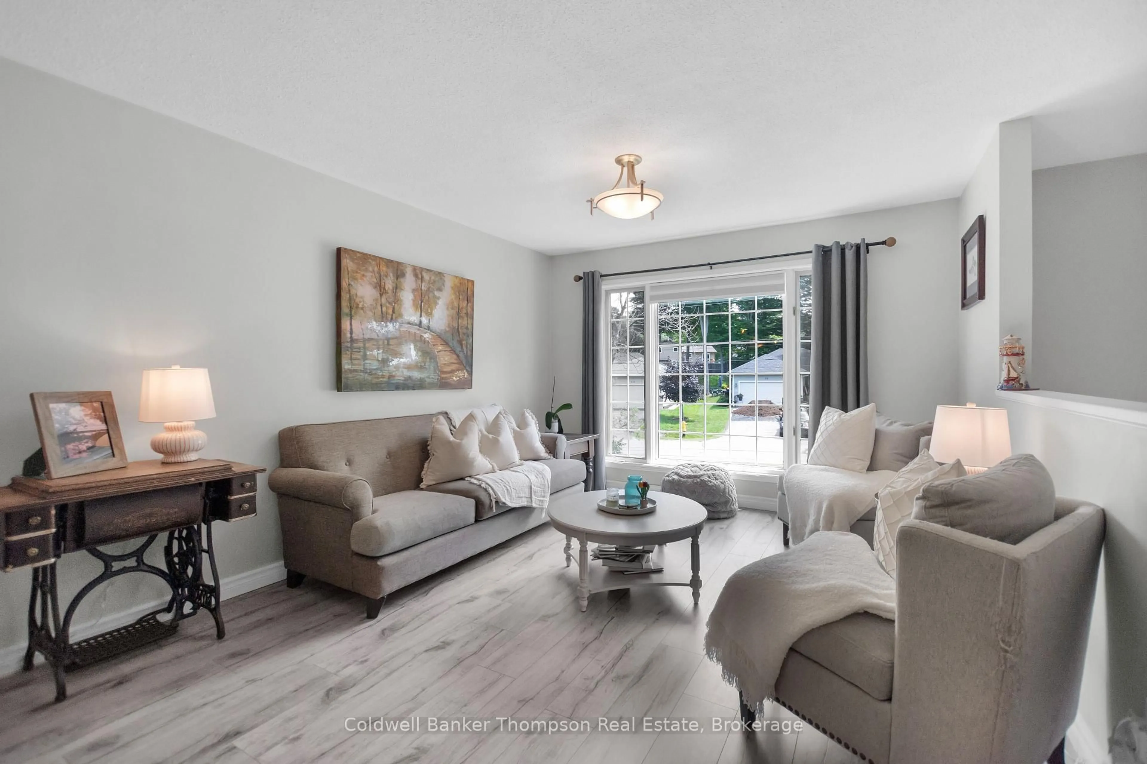 Living room with furniture, unknown for 32 Southdale Dr, Huntsville Ontario P1H 1P7