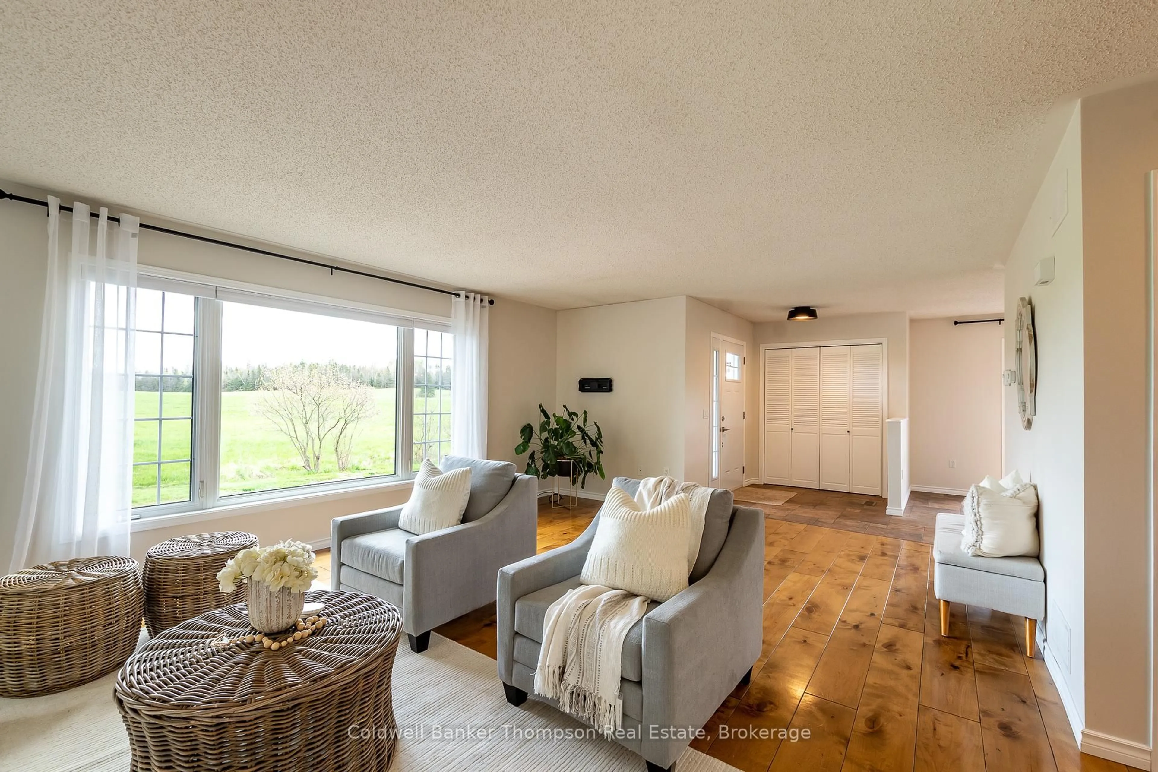 Living room with furniture, unknown for 3737 124 Highway, Magnetawan Ontario P0A 1Z0