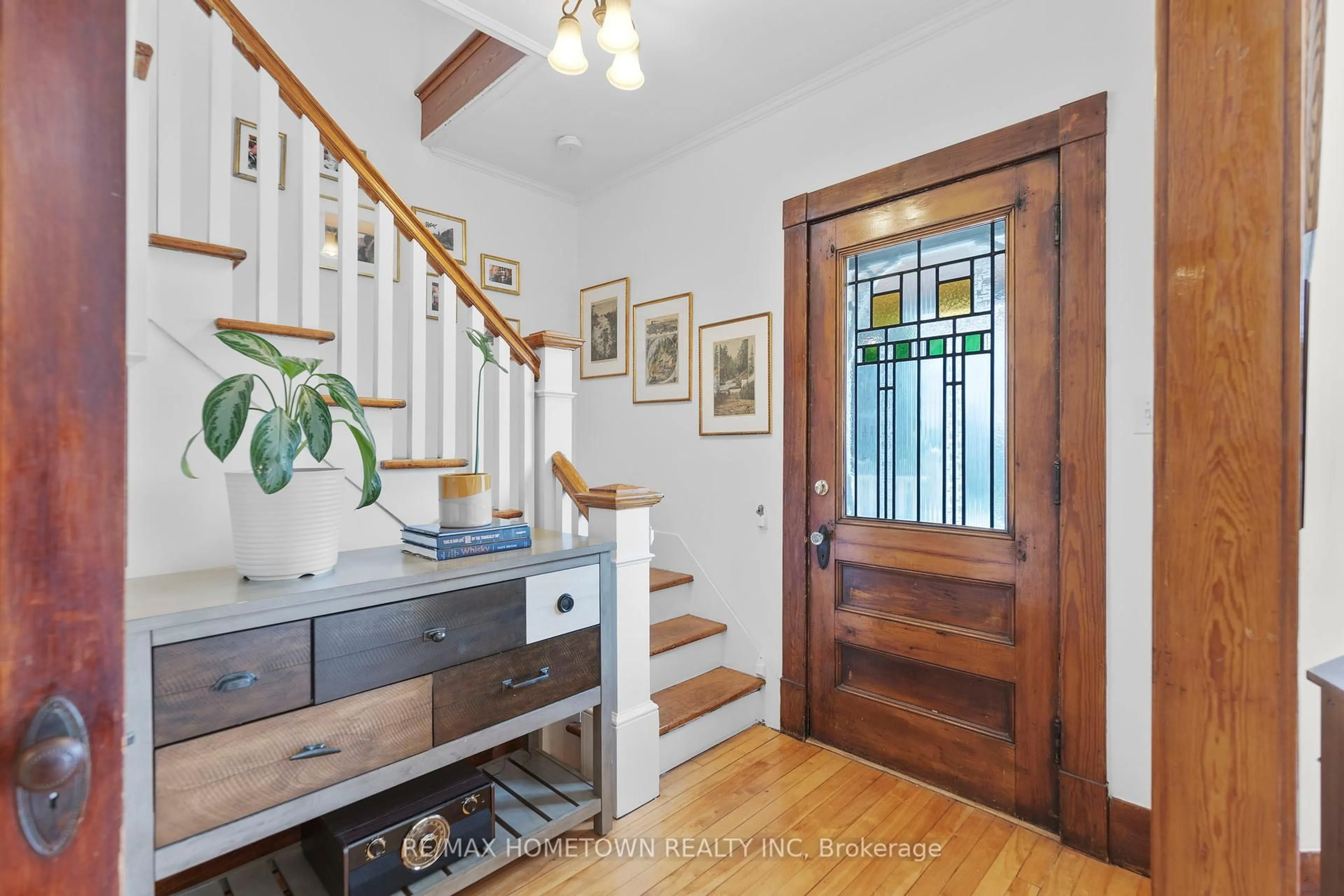 Indoor entryway for 138 Henry St, Prescott Ontario K0E 1T0