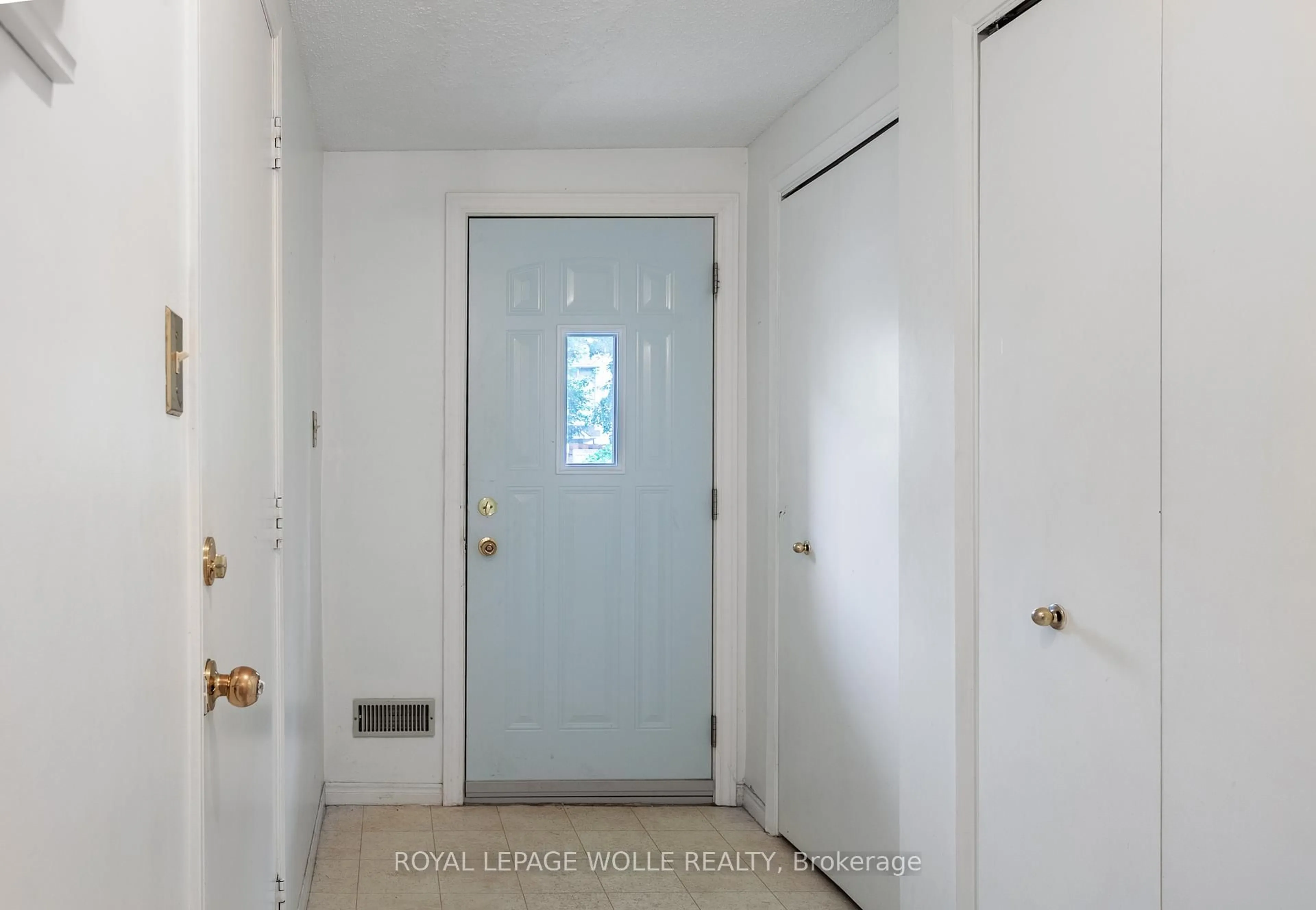 Unknown for 1990 Wavell St #25, London East Ontario N5V 4N5