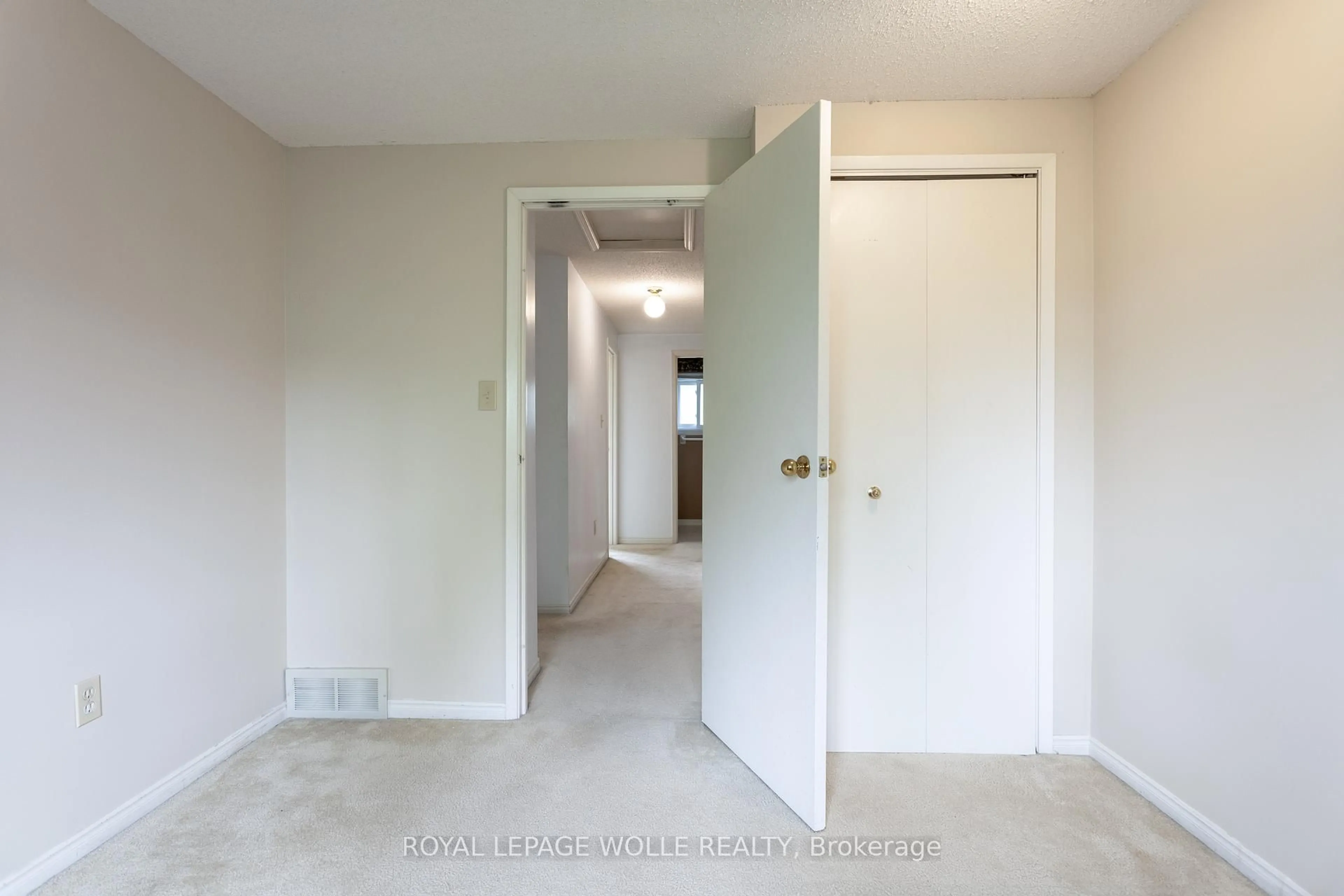 Unknown for 1990 Wavell St #25, London East Ontario N5V 4N5