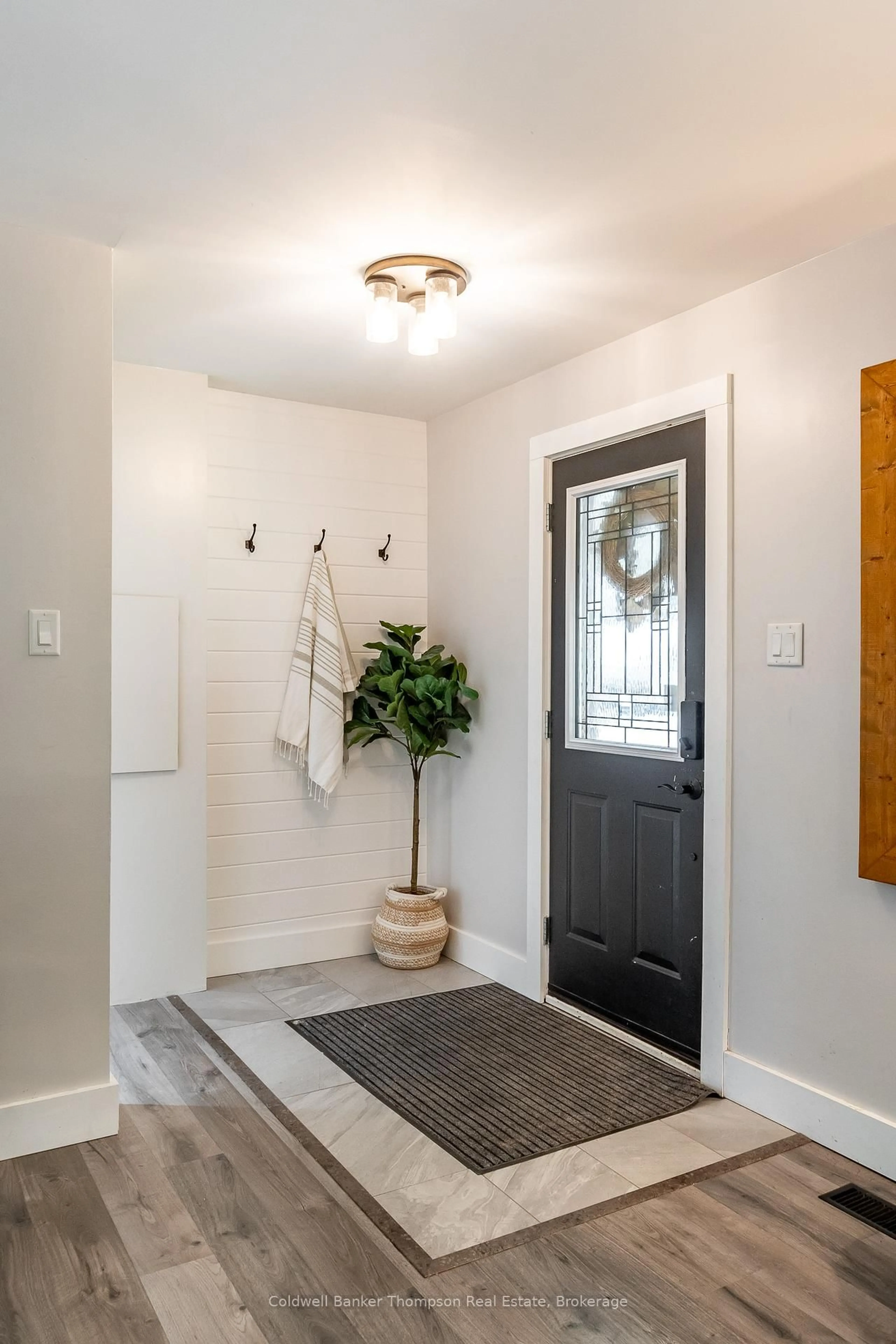 Indoor entryway for 16 Walpole St, Huntsville Ontario P1H 1V3