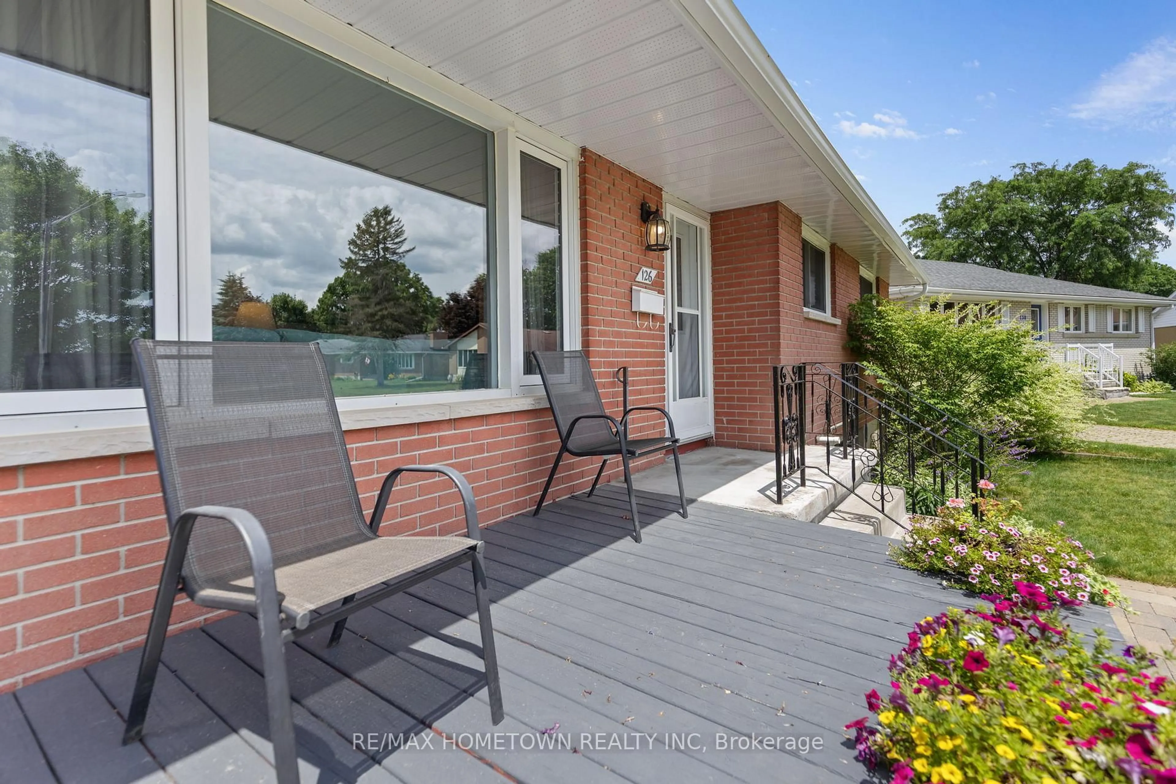 Patio, street for 126 Manor Dr, Brockville Ontario K6V 3E6