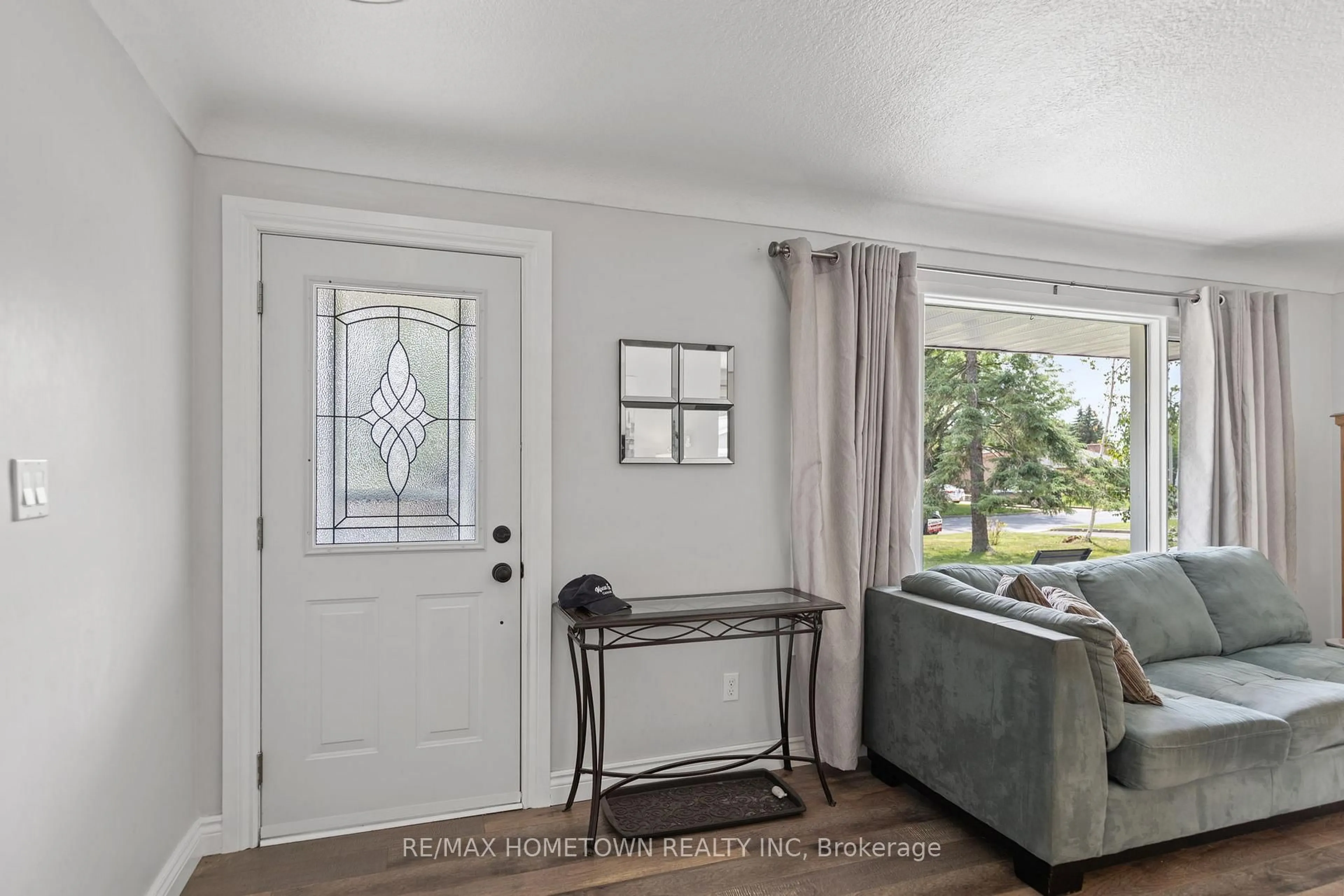 Indoor entryway for 126 Manor Dr, Brockville Ontario K6V 3E6