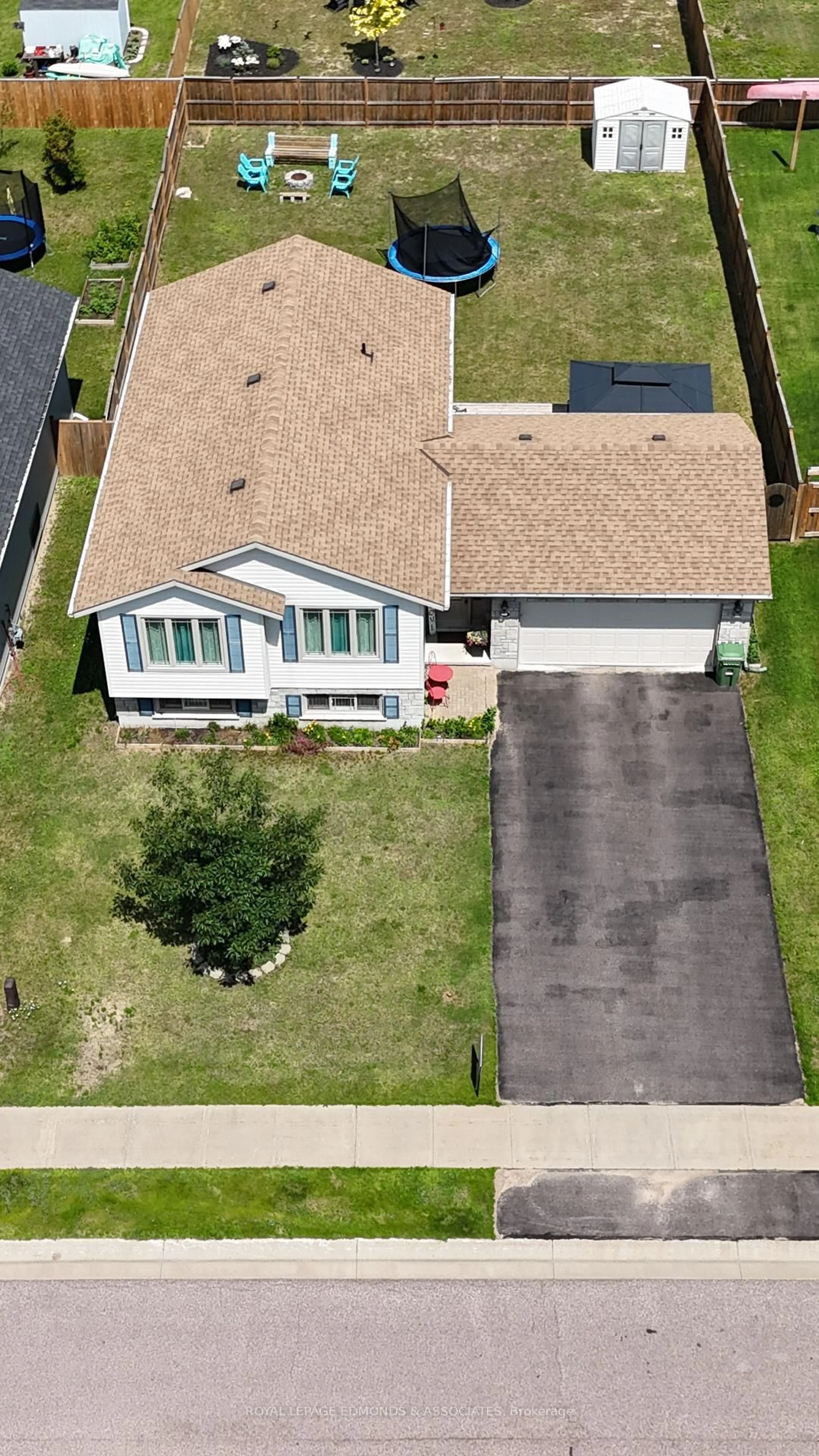 A pic from outside/outdoor area/front of a property/back of a property/a pic from drone, street for 65 Highland Park Dr, Petawawa Ontario K8H 0A3