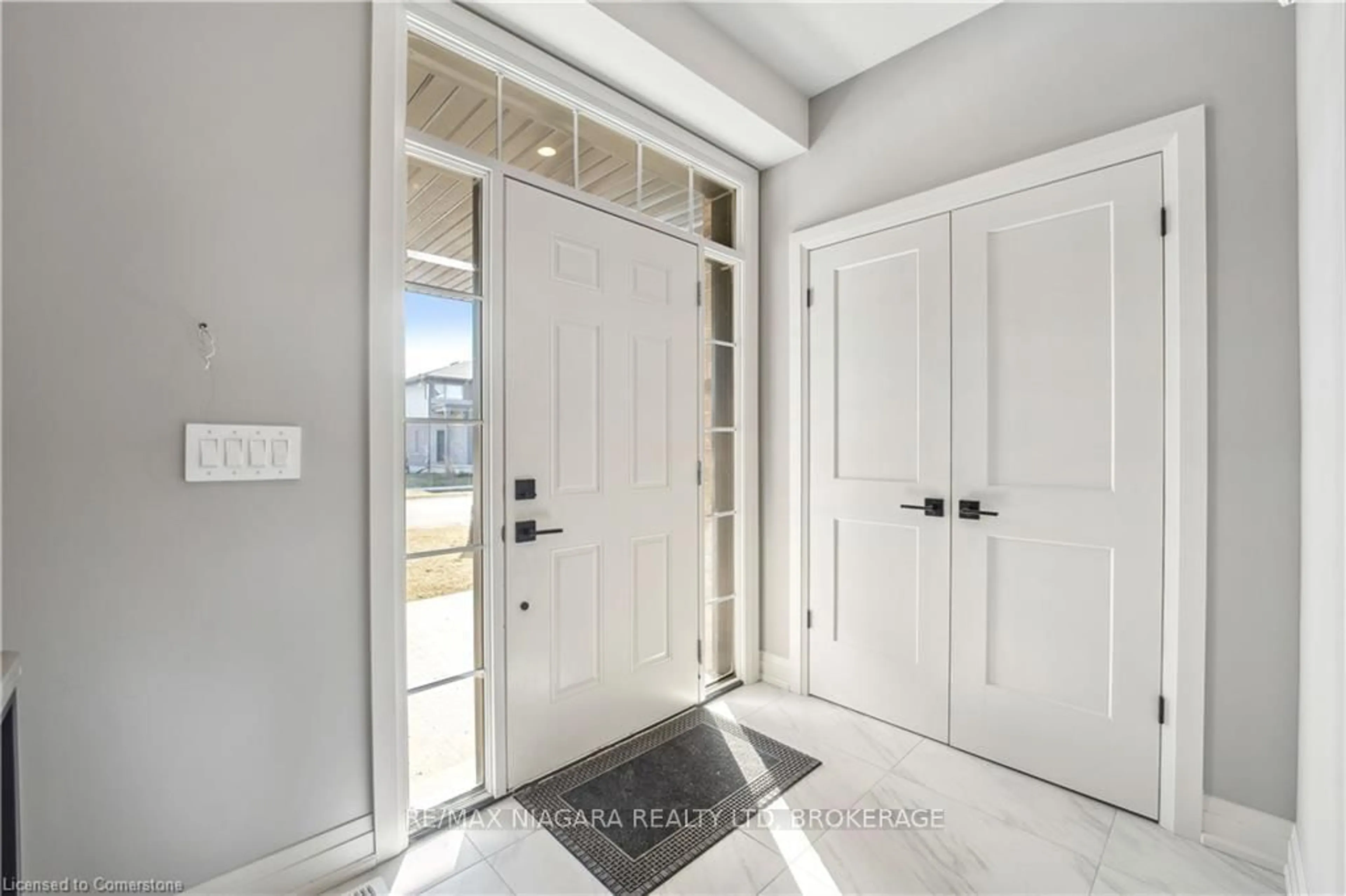 Indoor entryway for 7429 Jonathan Dr, Niagara Falls Ontario L2H 2T3