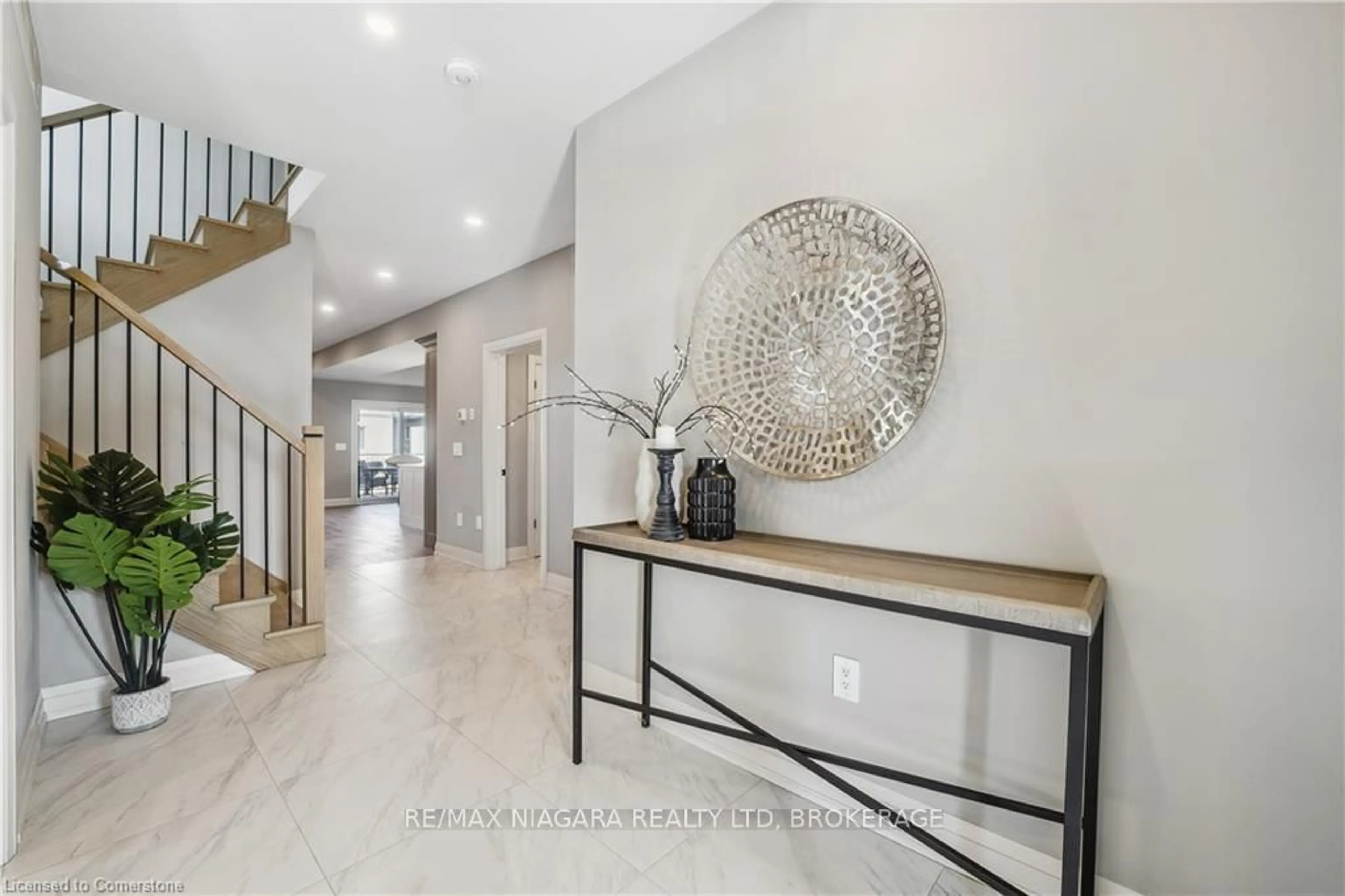 Indoor entryway for 7429 Jonathan Dr, Niagara Falls Ontario L2H 2T3