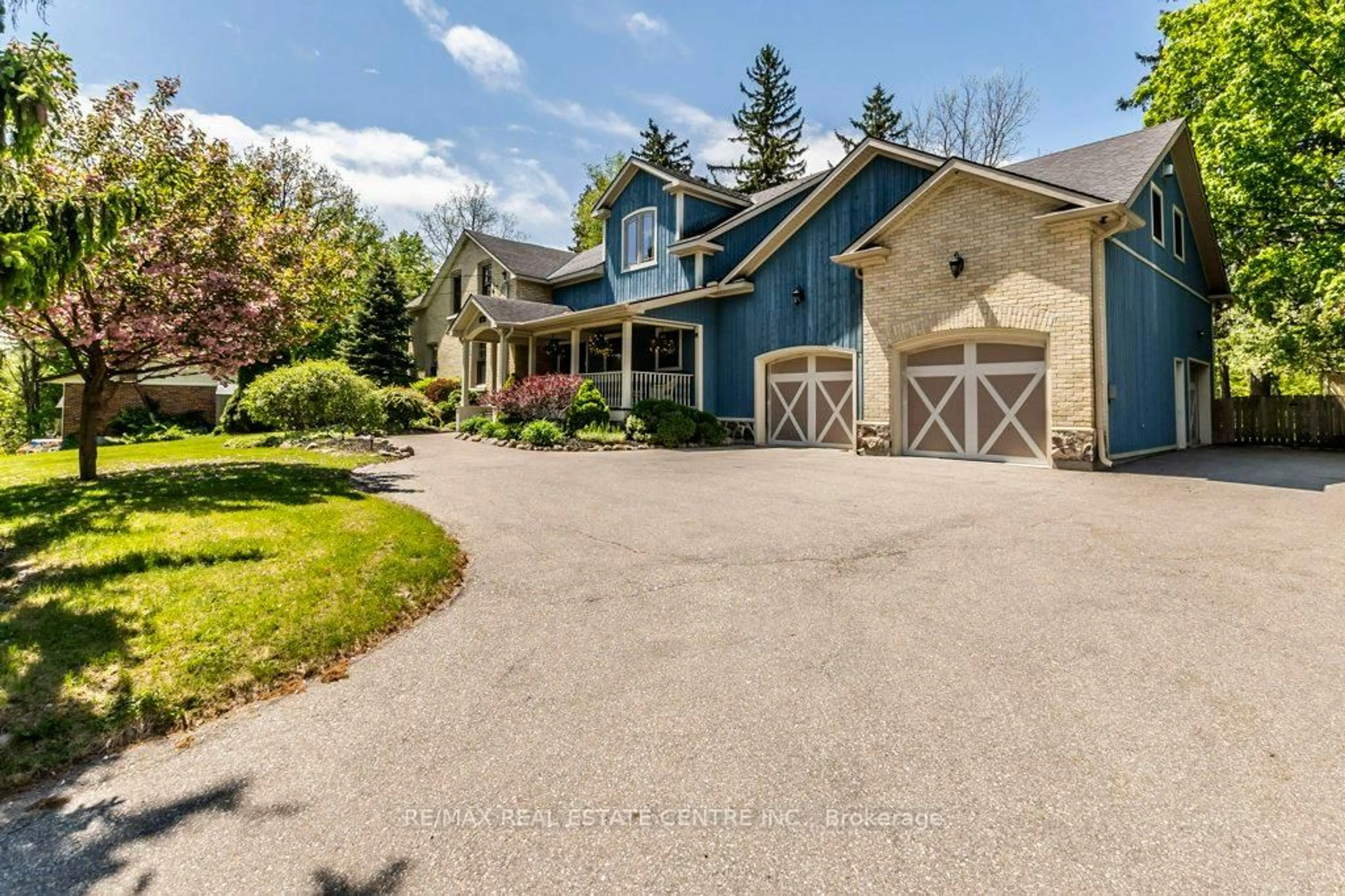 A pic from outside/outdoor area/front of a property/back of a property/a pic from drone, street for 142 Main St, North Dumfries Ontario N0B 1E0