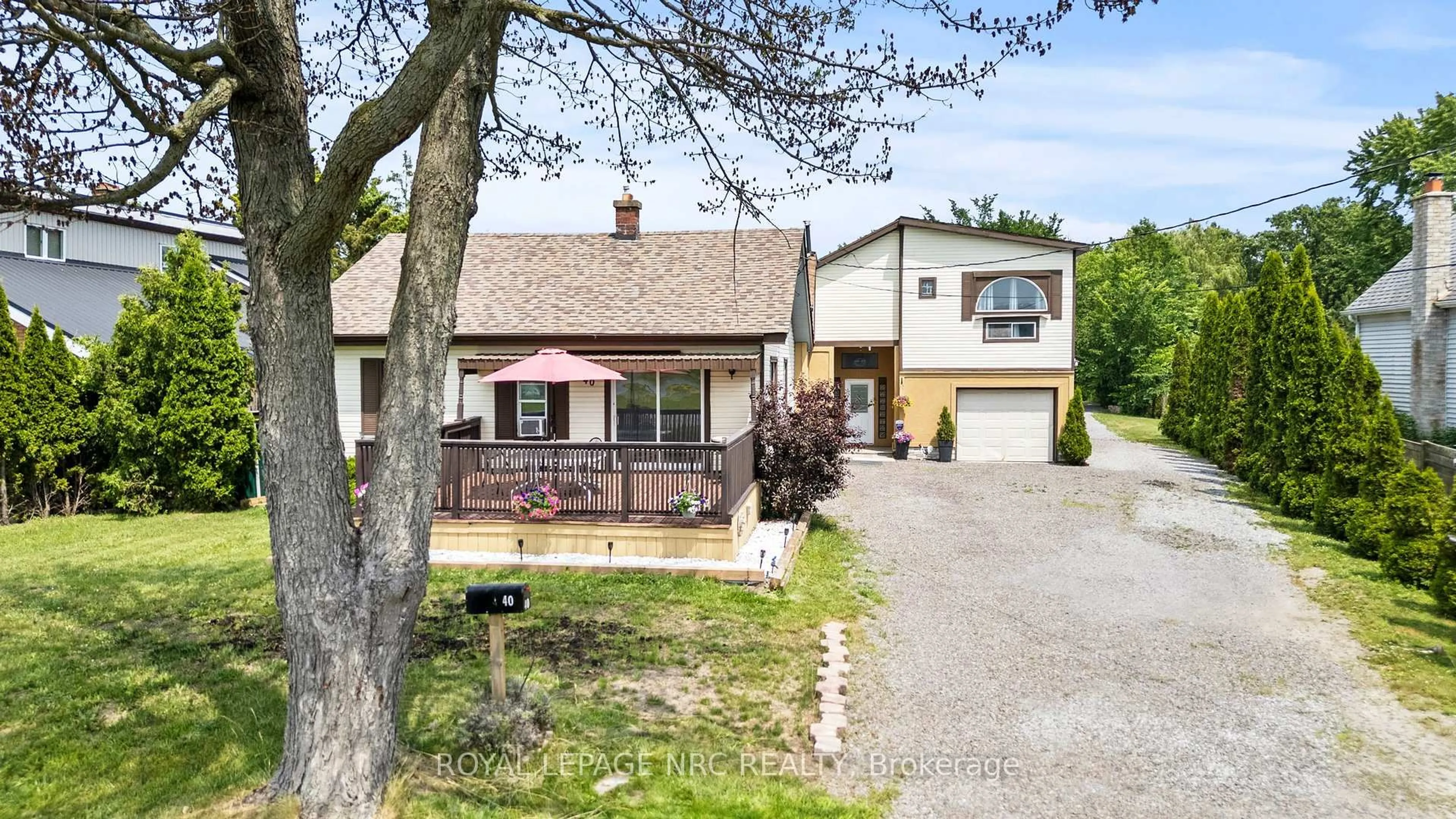 A pic from outside/outdoor area/front of a property/back of a property/a pic from drone, street for 40 KINGSWAY, Welland Ontario L3B 3N8