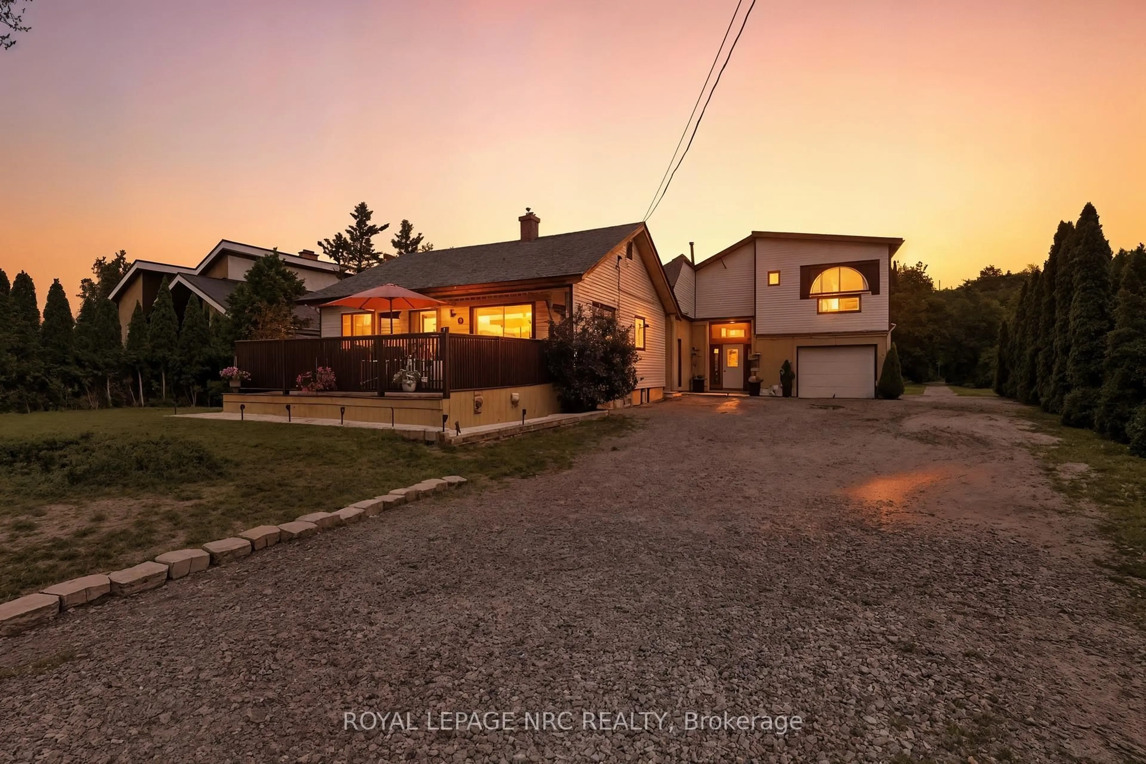 A pic from outside/outdoor area/front of a property/back of a property/a pic from drone, street for 40 KINGSWAY, Welland Ontario L3B 3N8