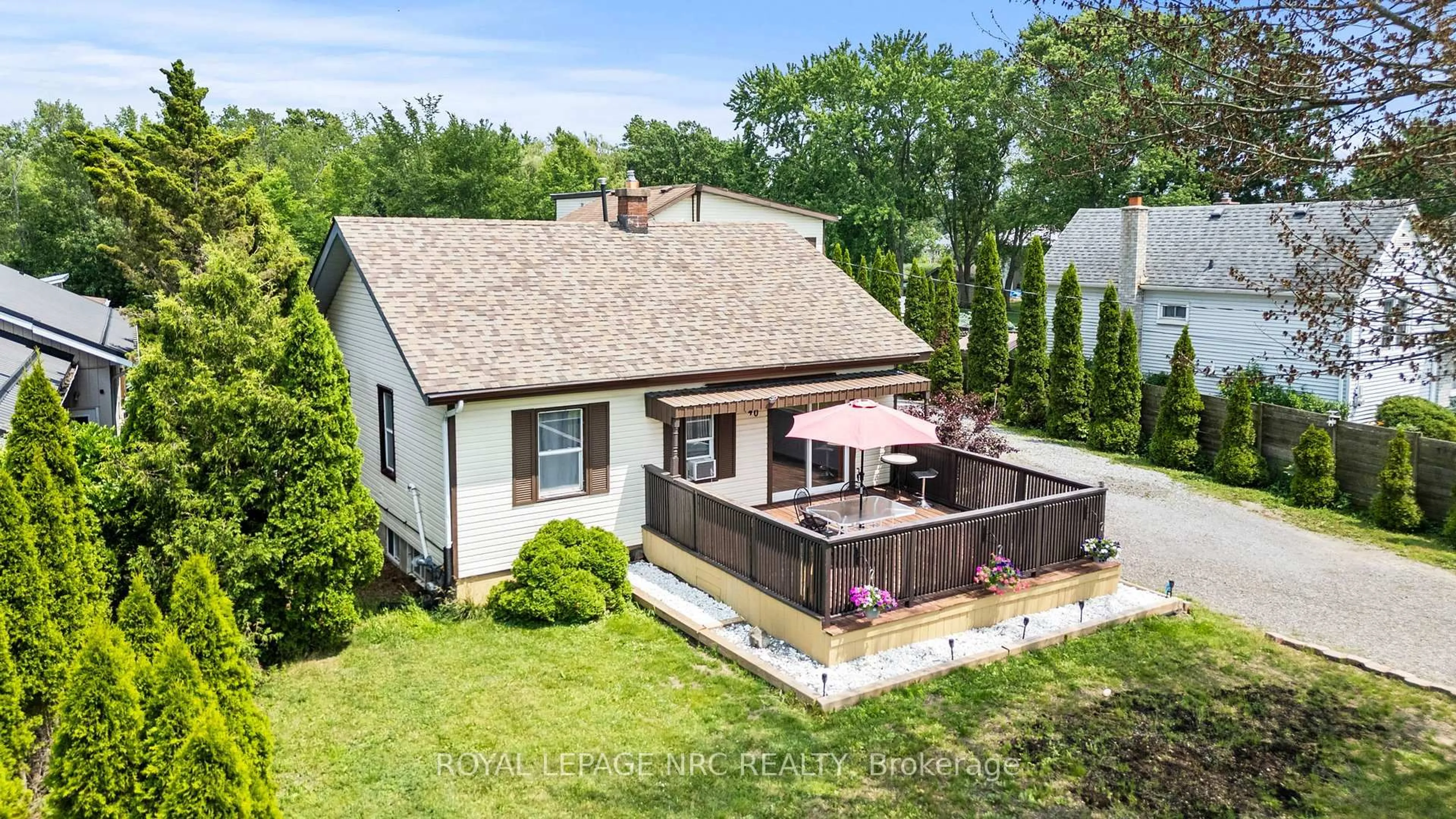 A pic from outside/outdoor area/front of a property/back of a property/a pic from drone, street for 40 KINGSWAY, Welland Ontario L3B 3N8