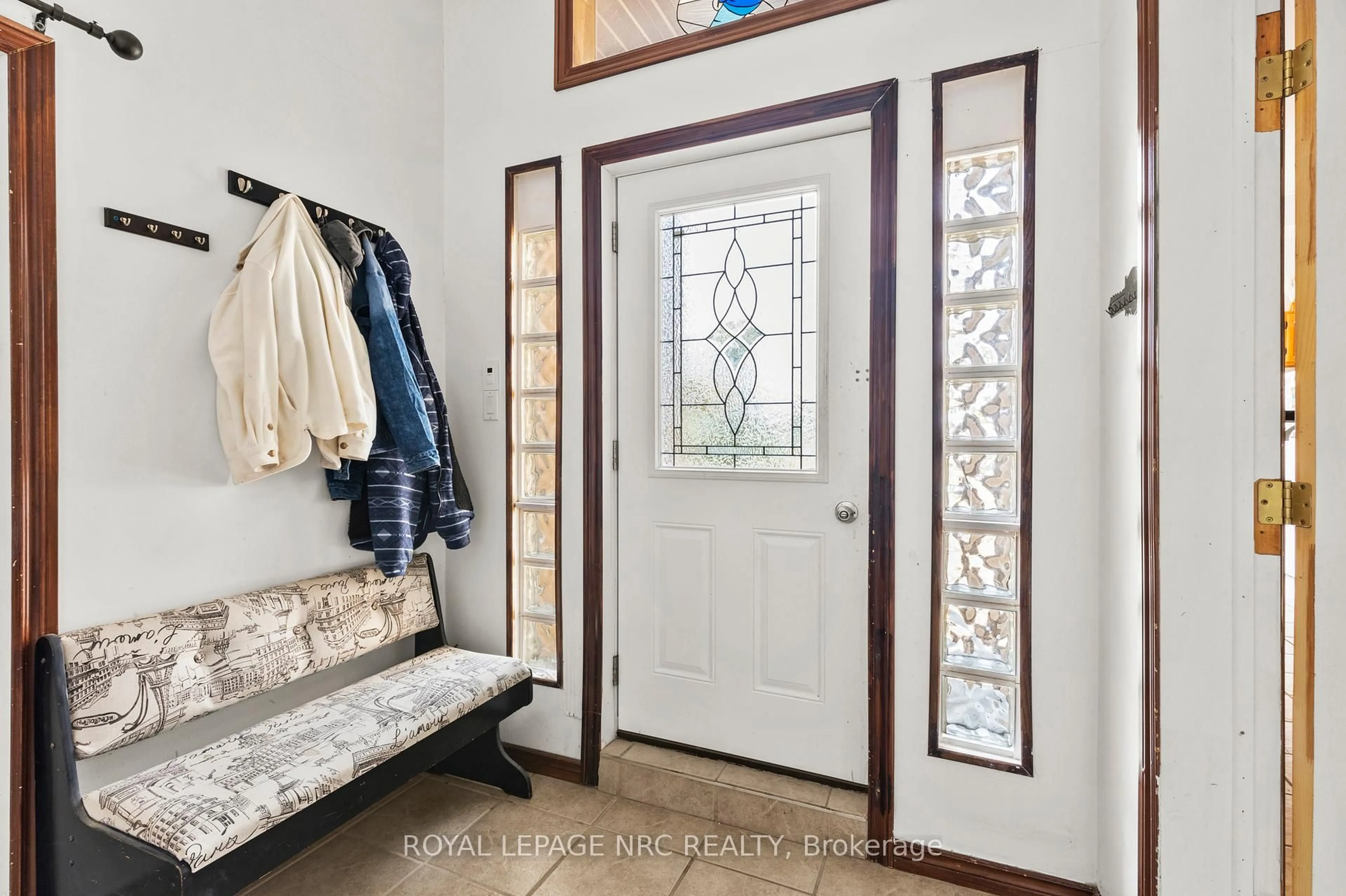 Indoor entryway for 40 KINGSWAY, Welland Ontario L3B 3N8