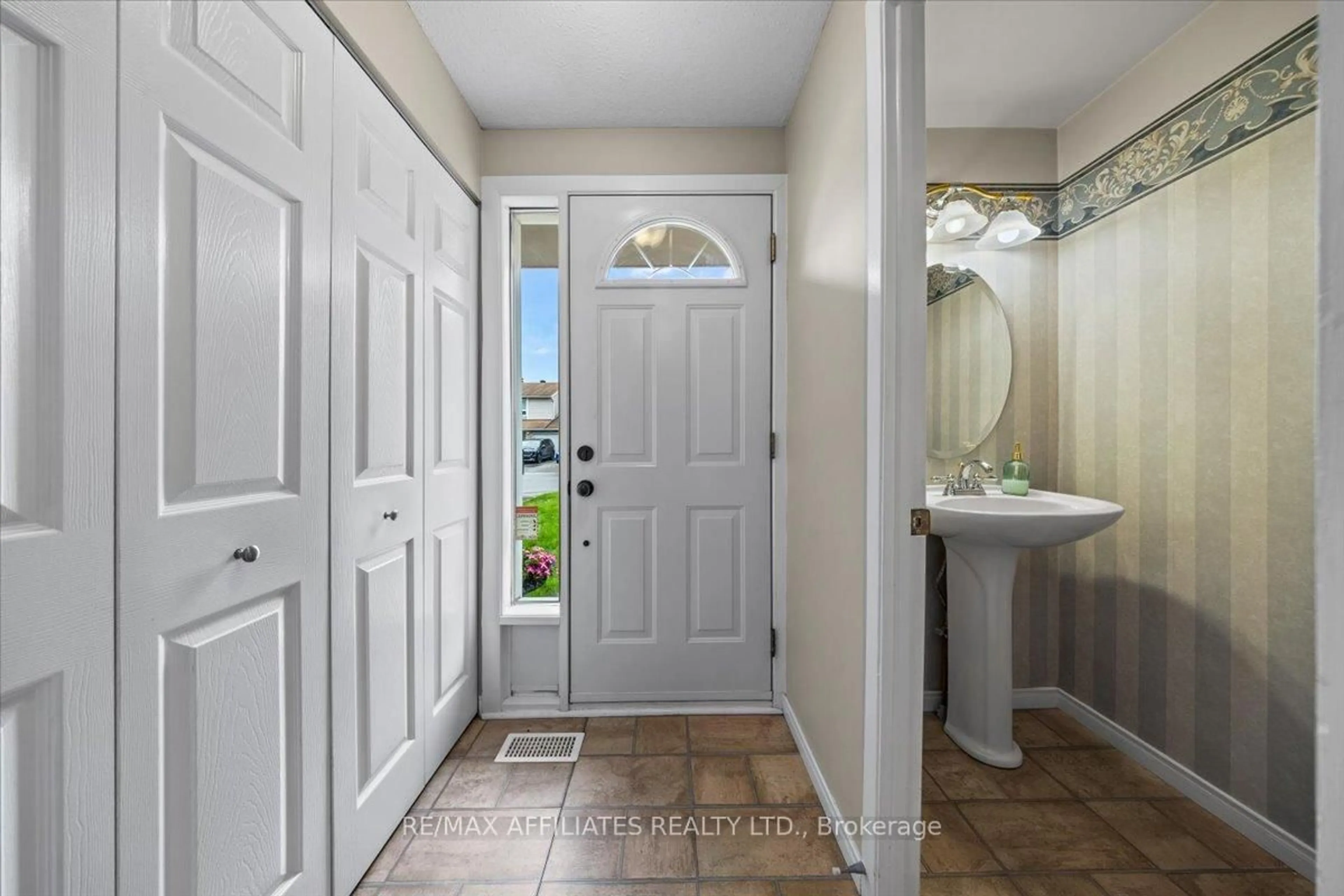Indoor entryway for 1150 Grenoble Cres, Ottawa Ontario K1C 2C6