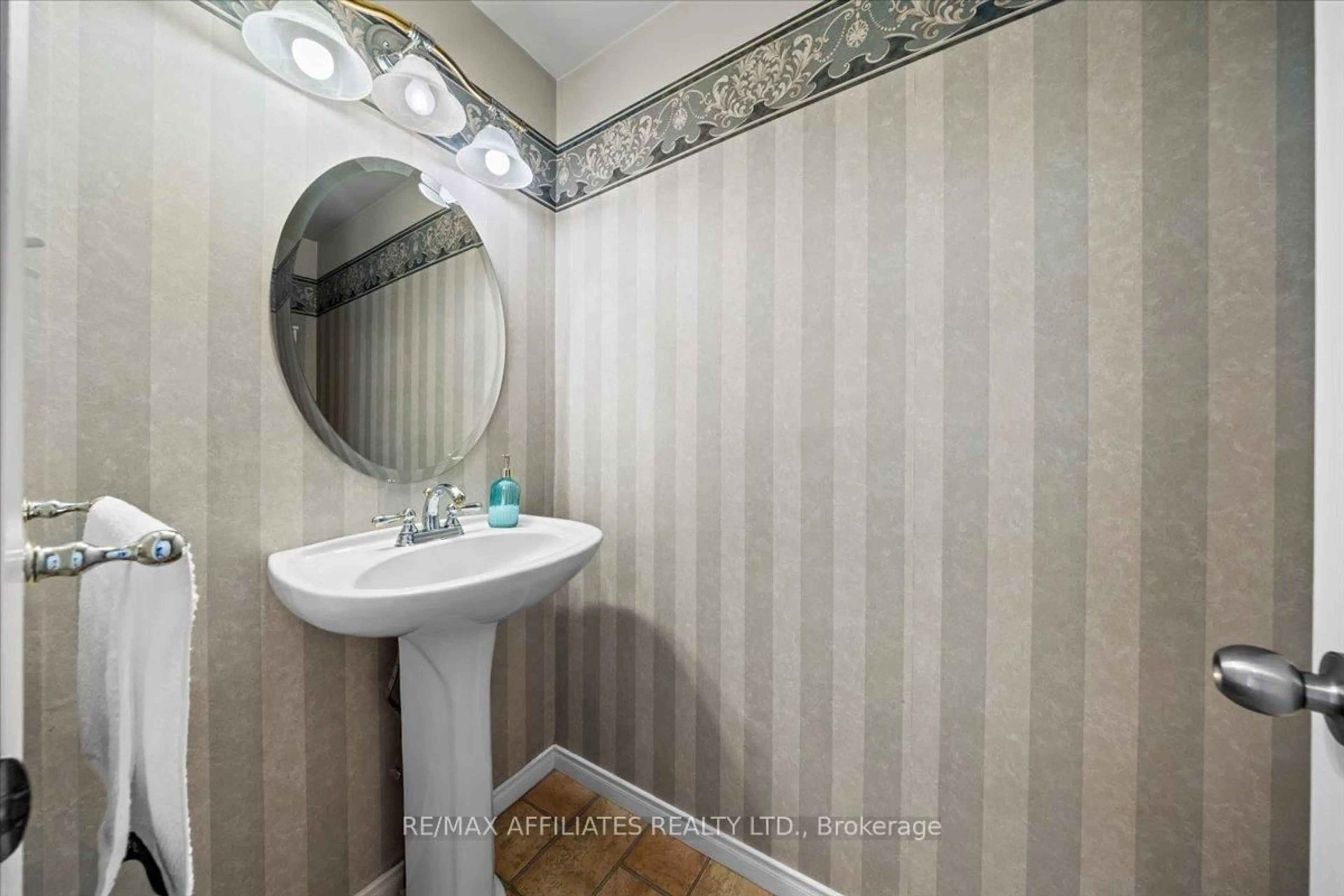 Standard bathroom, ceramic/tile floor for 1150 Grenoble Cres, Ottawa Ontario K1C 2C6