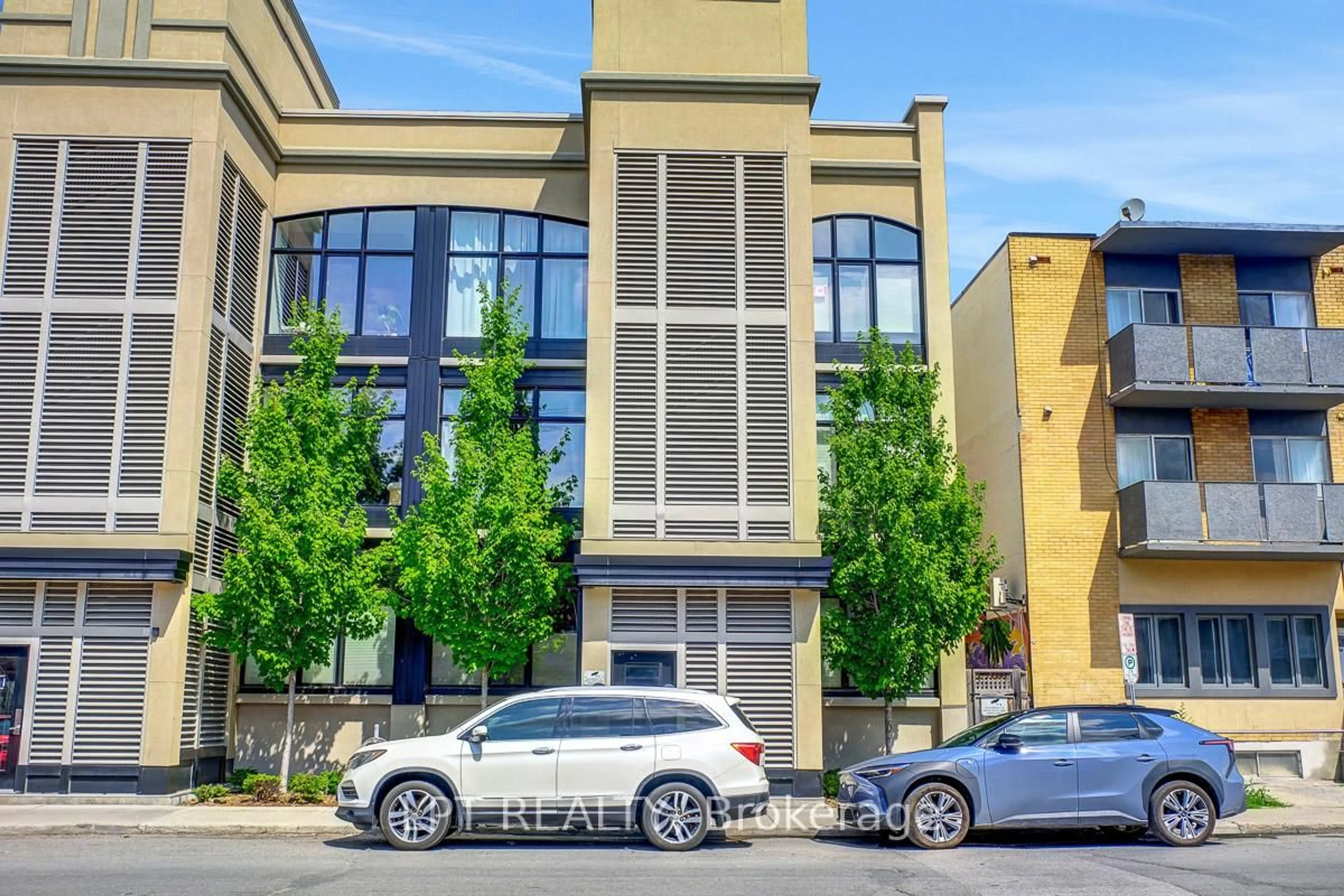 A pic from outside/outdoor area/front of a property/back of a property/a pic from drone, building for 509 Gladstone Ave #4, Ottawa Ontario K1R 5N9