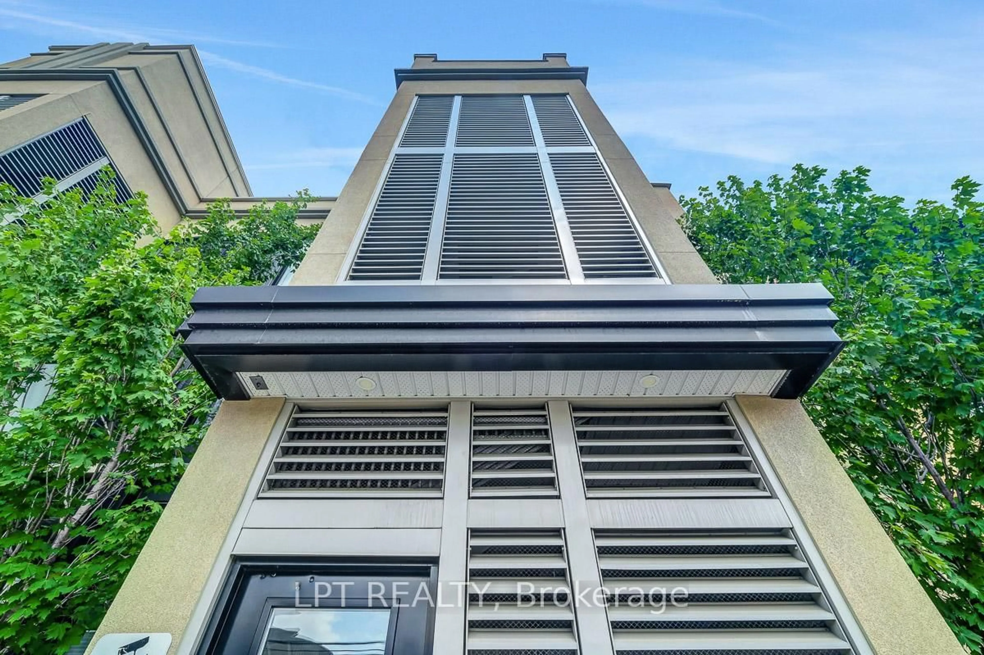 Home with vinyl exterior material, building for 509 Gladstone Ave #4, Ottawa Ontario K1R 5N9