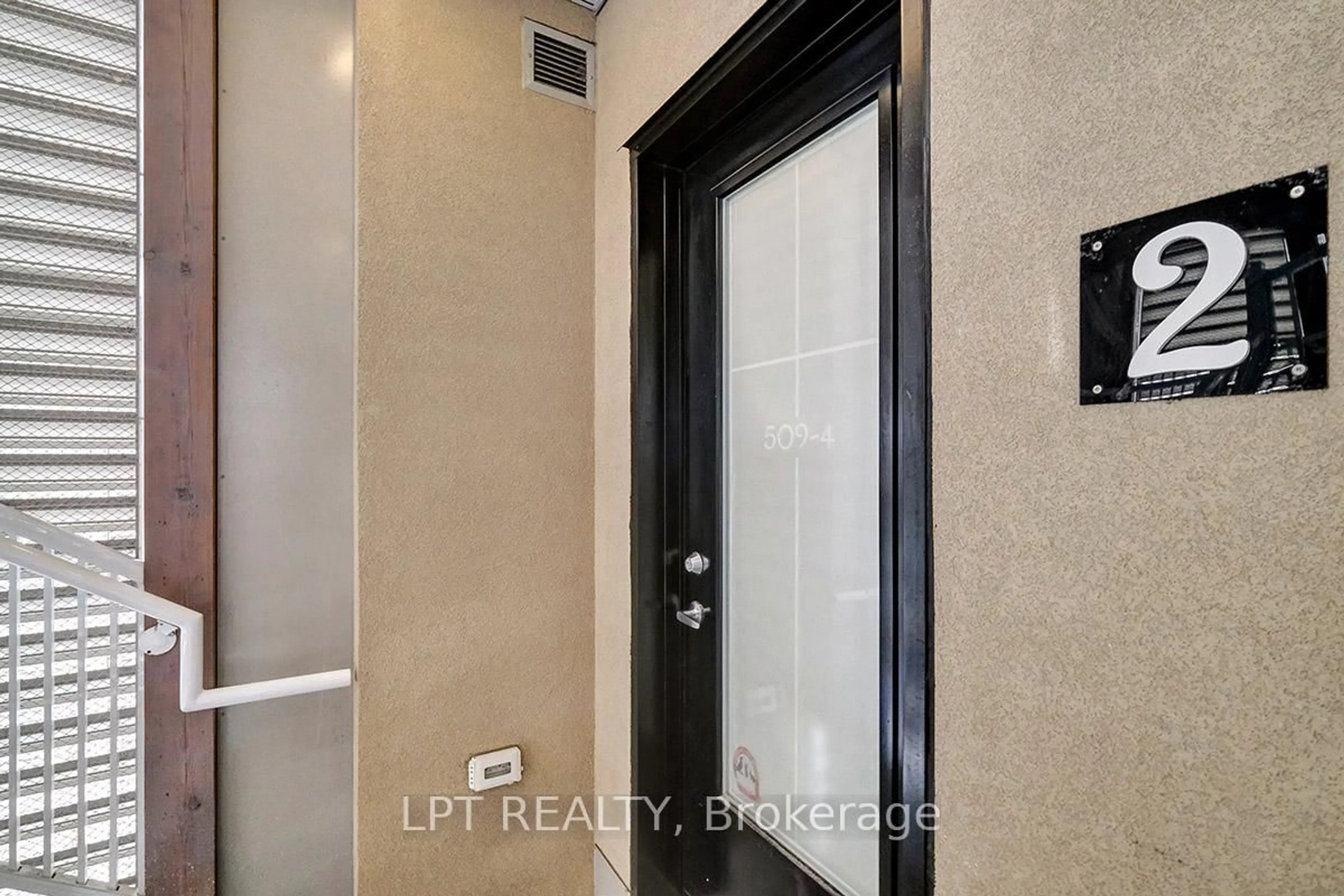 Indoor entryway for 509 Gladstone Ave #4, Ottawa Ontario K1R 5N9