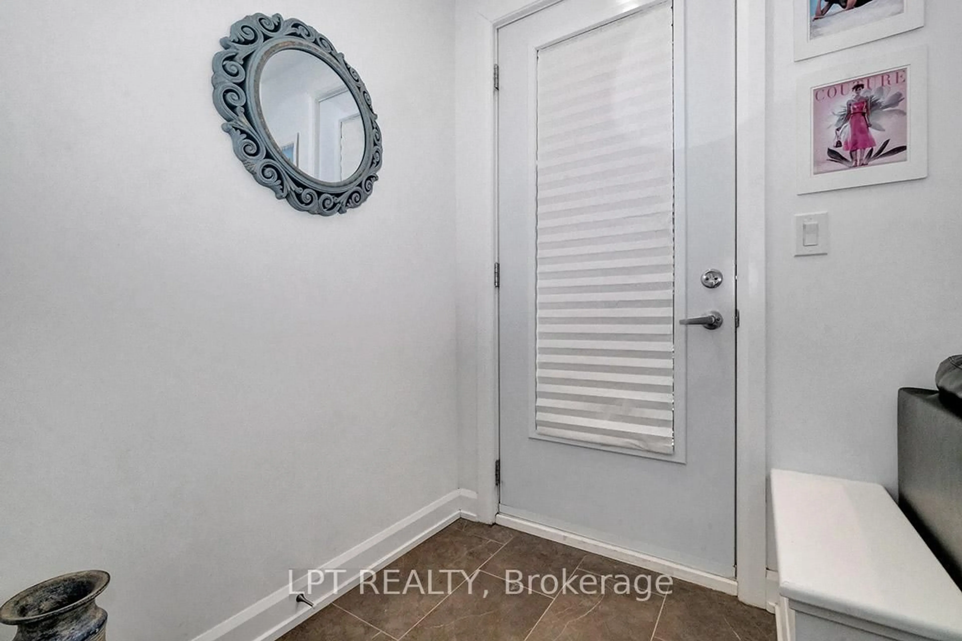 Indoor entryway for 509 Gladstone Ave #4, Ottawa Ontario K1R 5N9