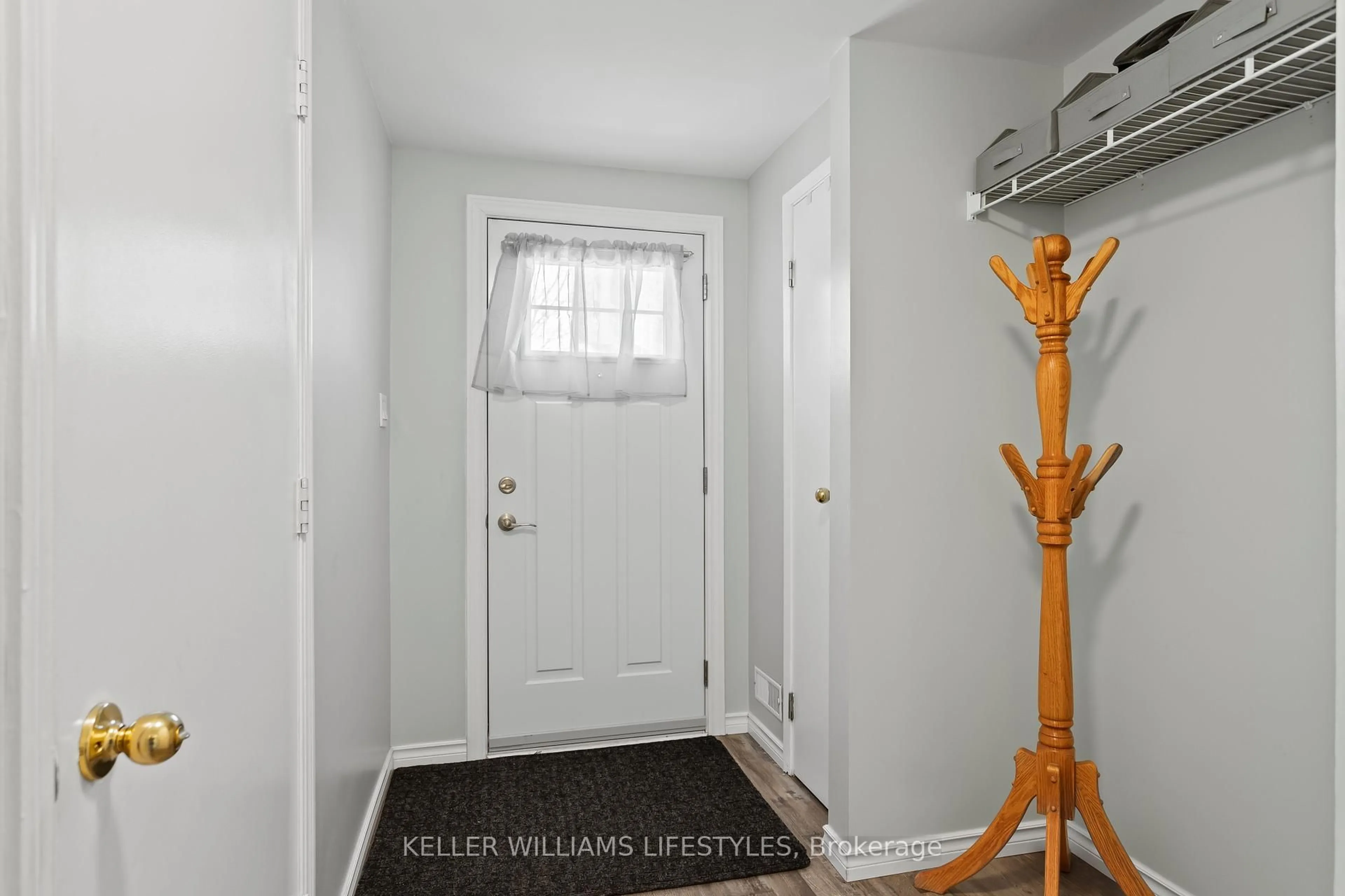 Indoor entryway for 536 Third St #23, London East Ontario N5V 4R5
