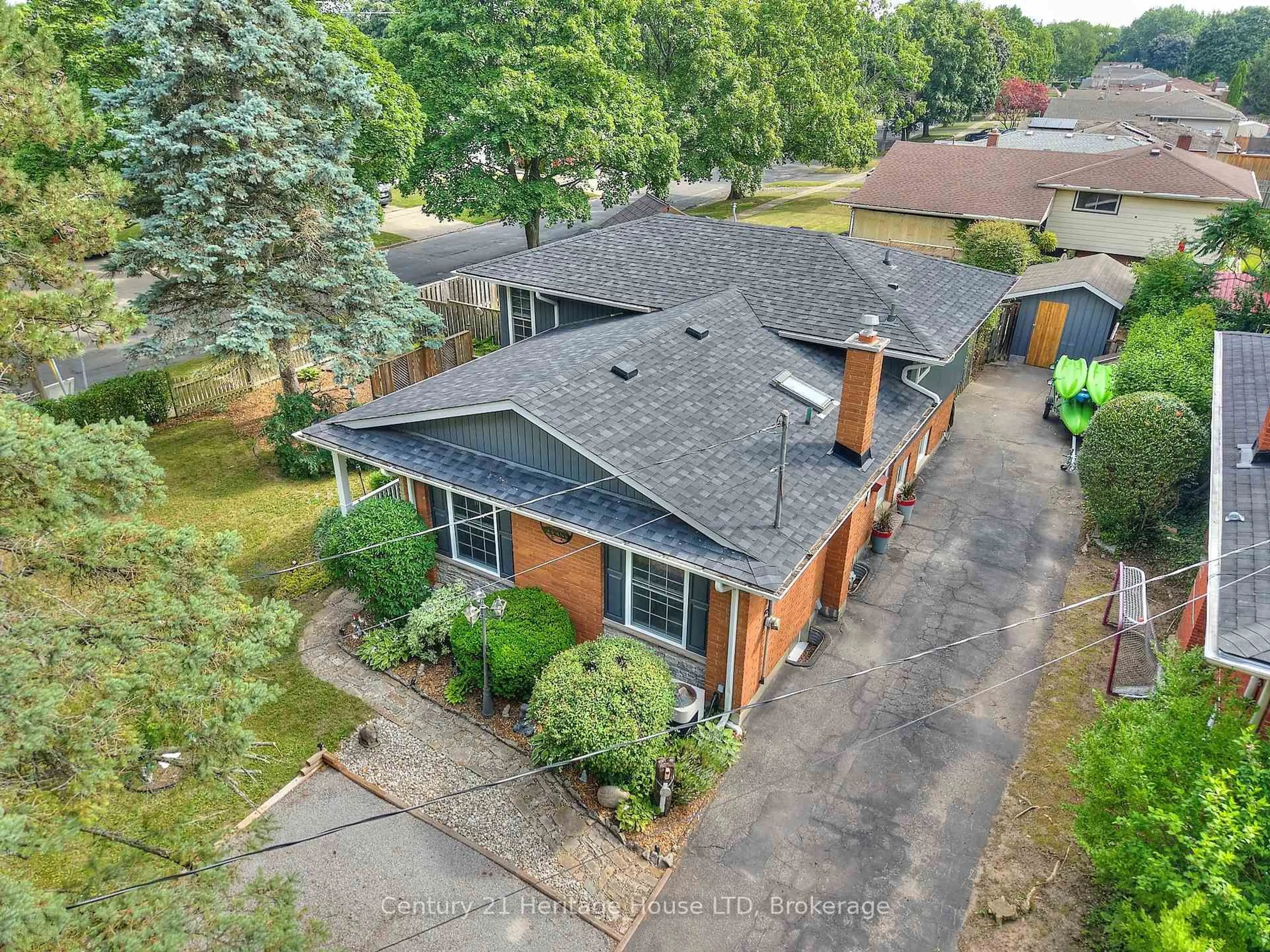 A pic from outside/outdoor area/front of a property/back of a property/a pic from drone, street for 30 CARTIER Dr, St. Catharines Ontario L2M 2E7