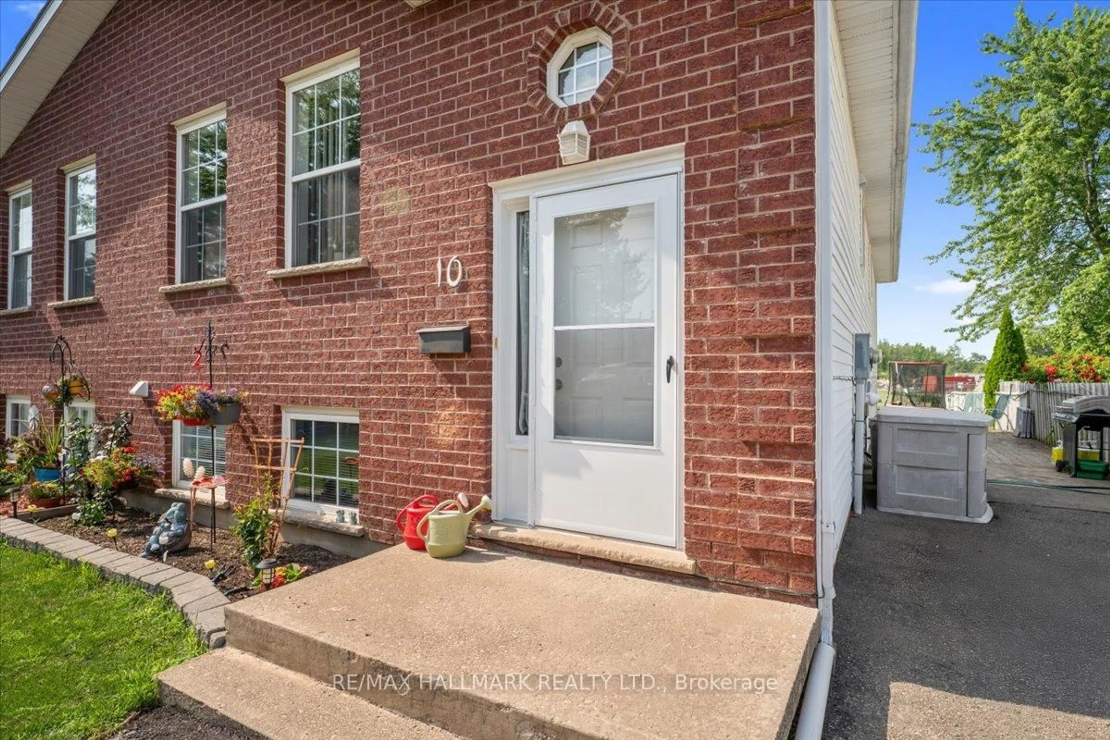 Home with brick exterior material, street for 10 Woodland Dr, Welland Ontario L3C 7C9