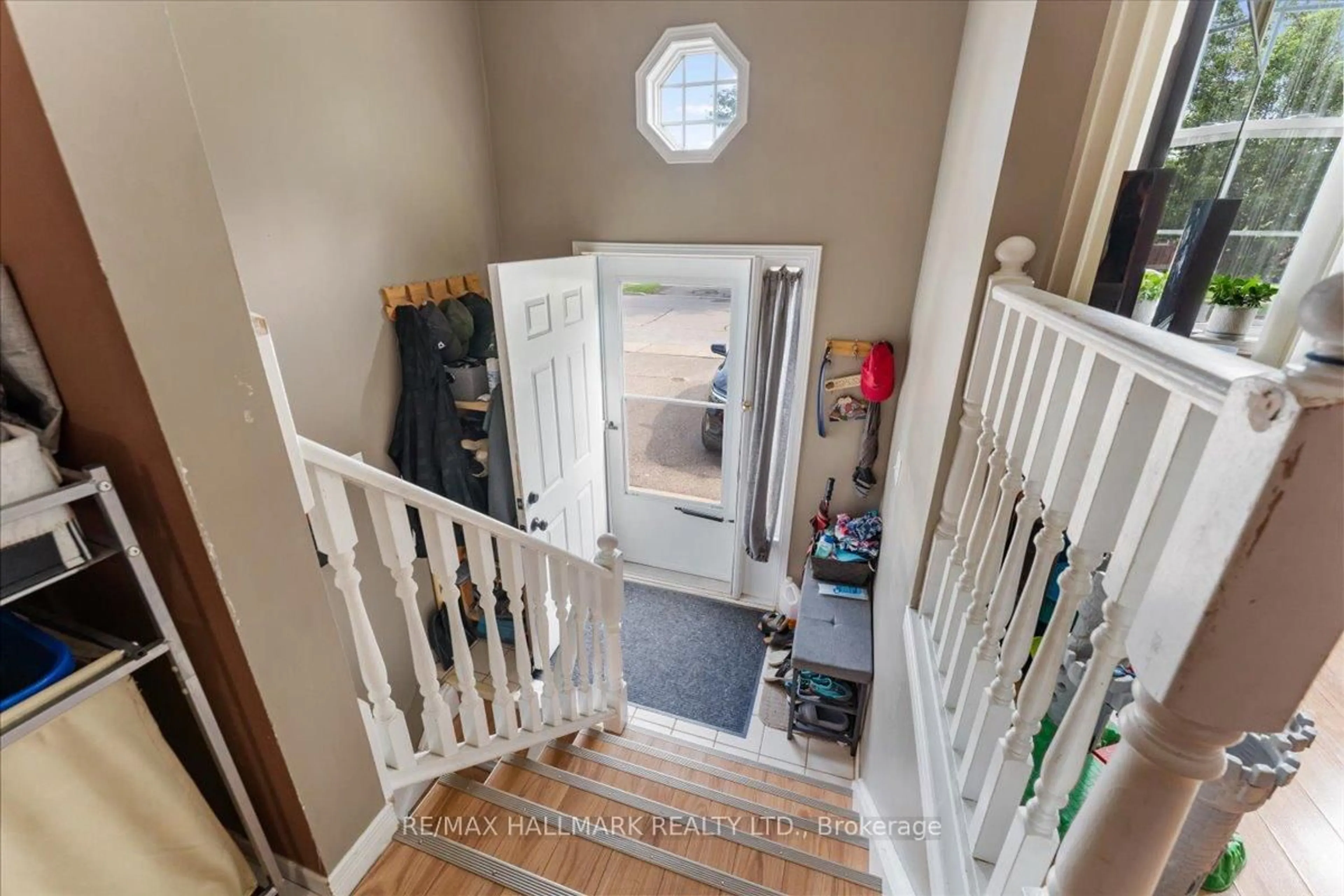 Indoor entryway for 10 Woodland Dr, Welland Ontario L3C 7C9