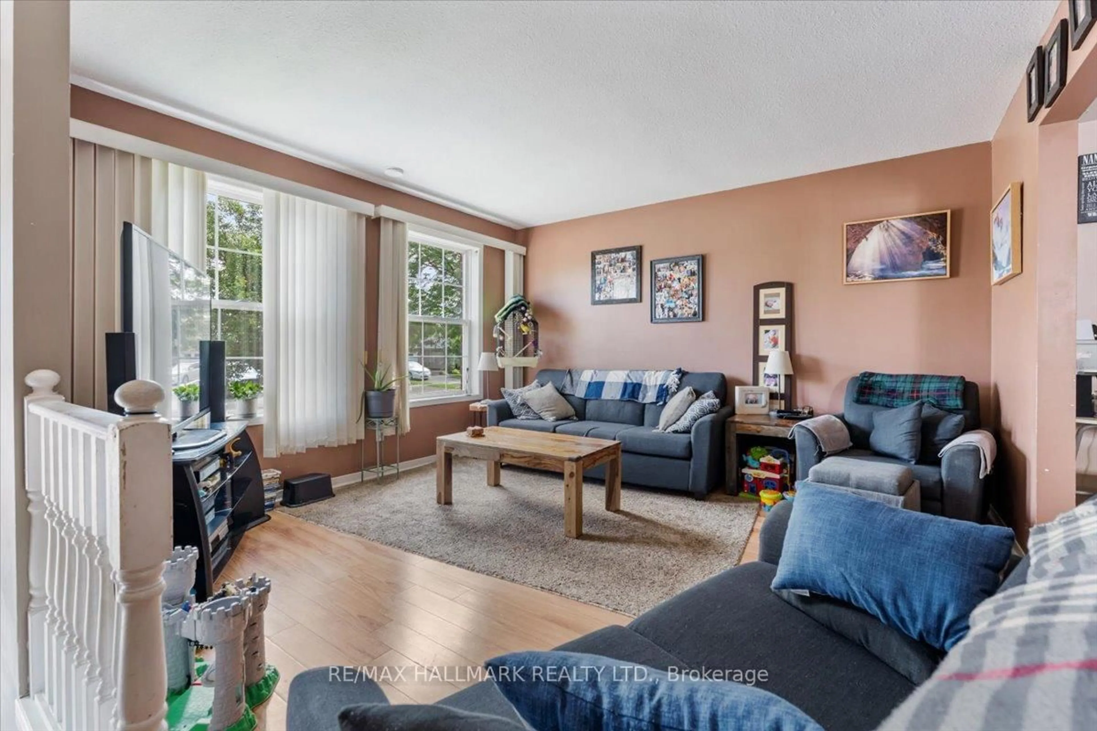 Living room with furniture, unknown for 10 Woodland Dr, Welland Ontario L3C 7C9