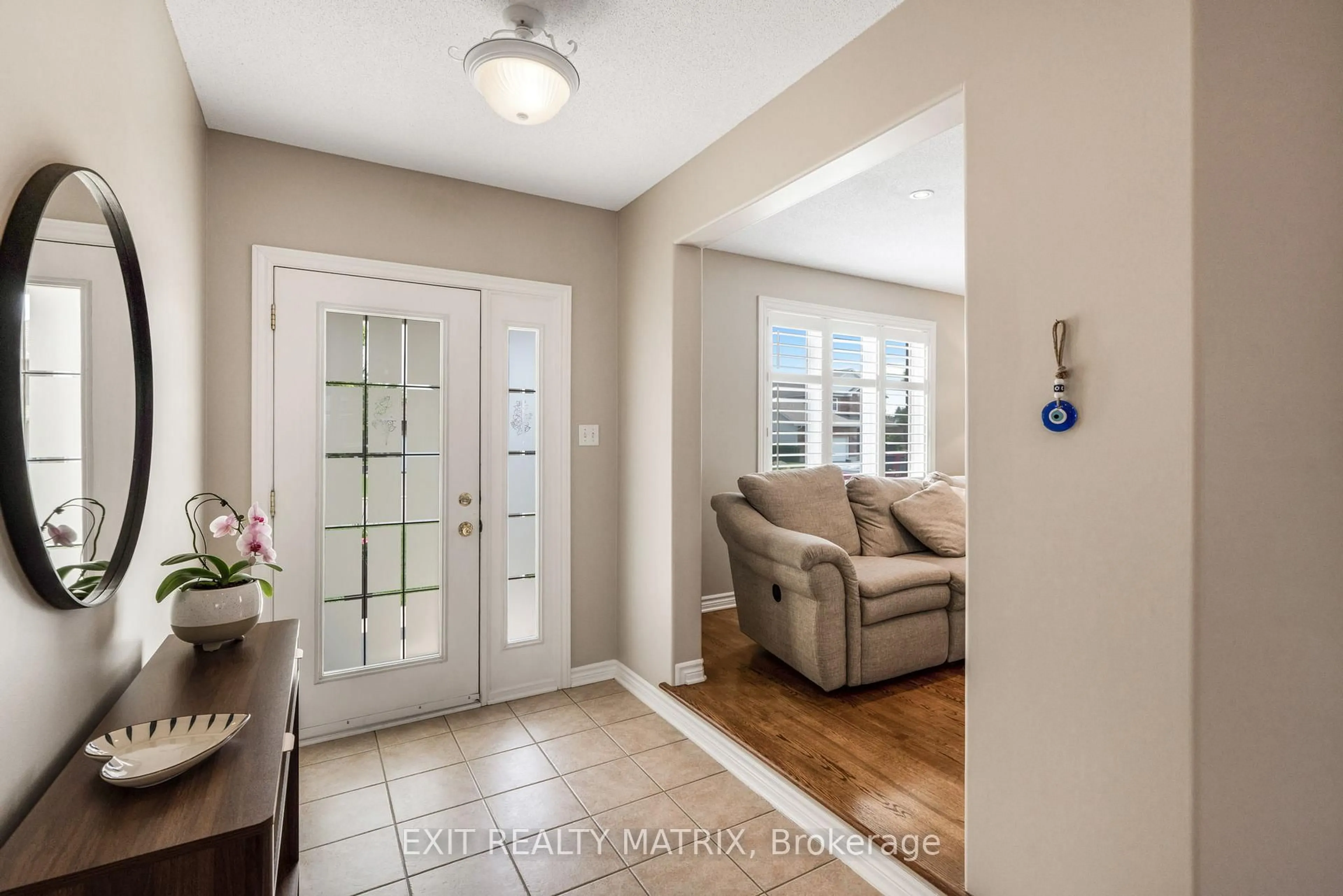 Indoor entryway for 16 La Citadelle St, Russell Ontario K0A 1W0
