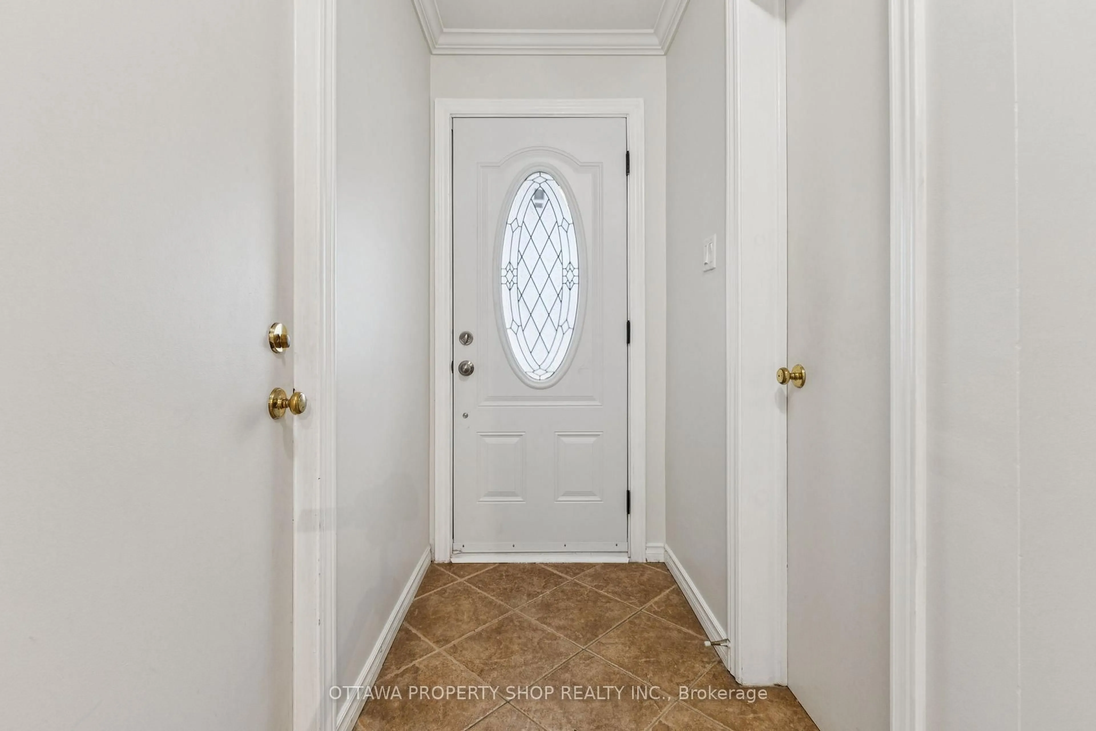 Indoor entryway for 67 Gentle Gate Cres, Ottawa Ontario K1T 1Z9