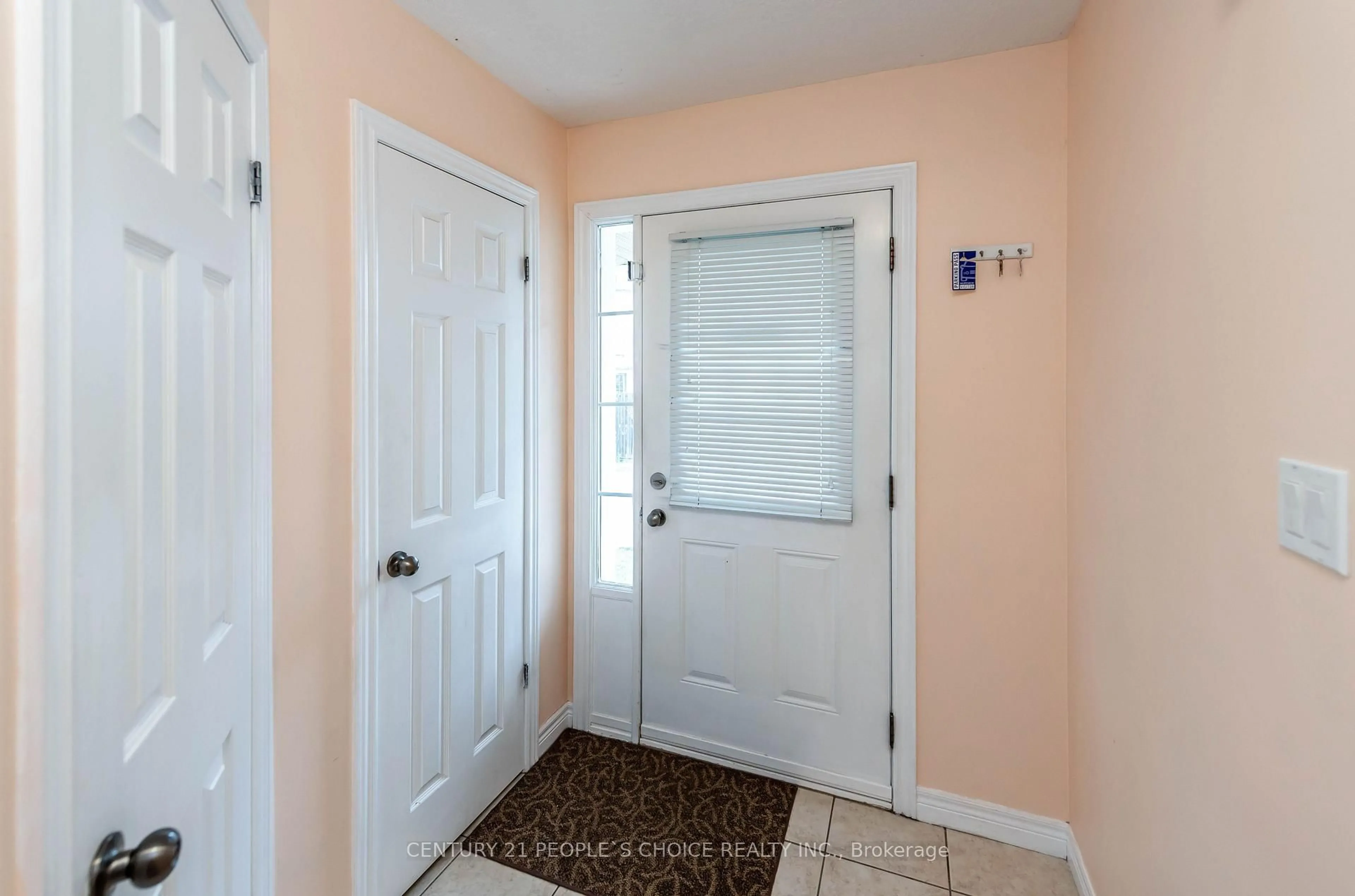 Indoor entryway for 1540 Upper Gage Ave #7, Hamilton Ontario L8W 1E7