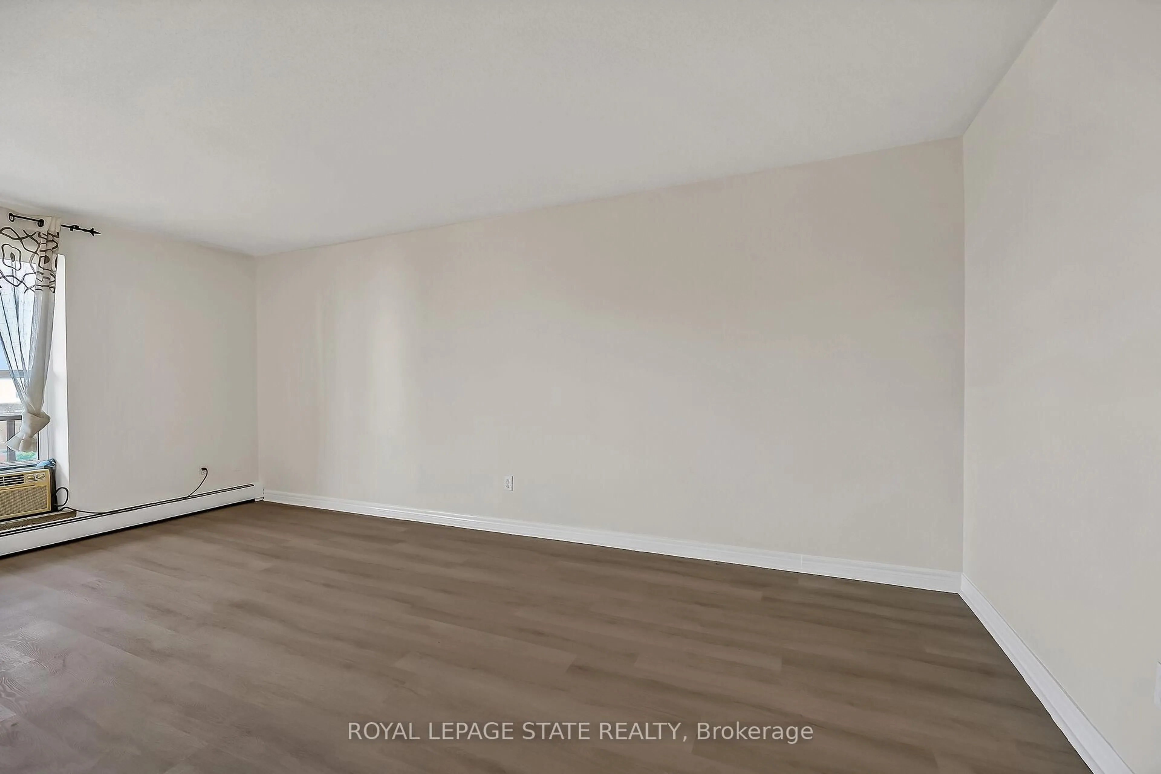 A pic of a room for 81 Charlton Ave #702, Hamilton Ontario L8N 1Y7