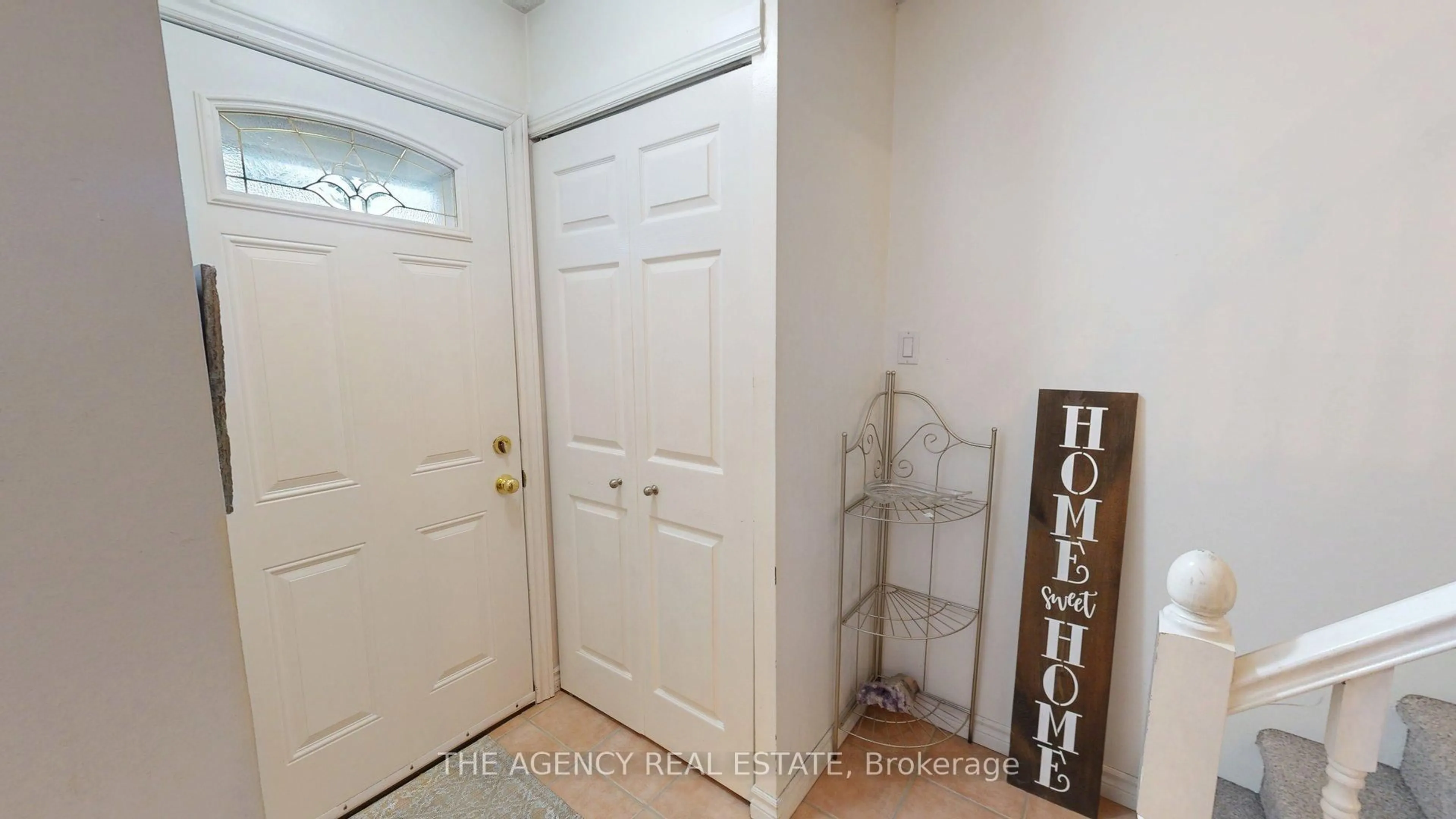 Indoor entryway for 226 Highview Ave #17, London South Ontario N6J 4K1