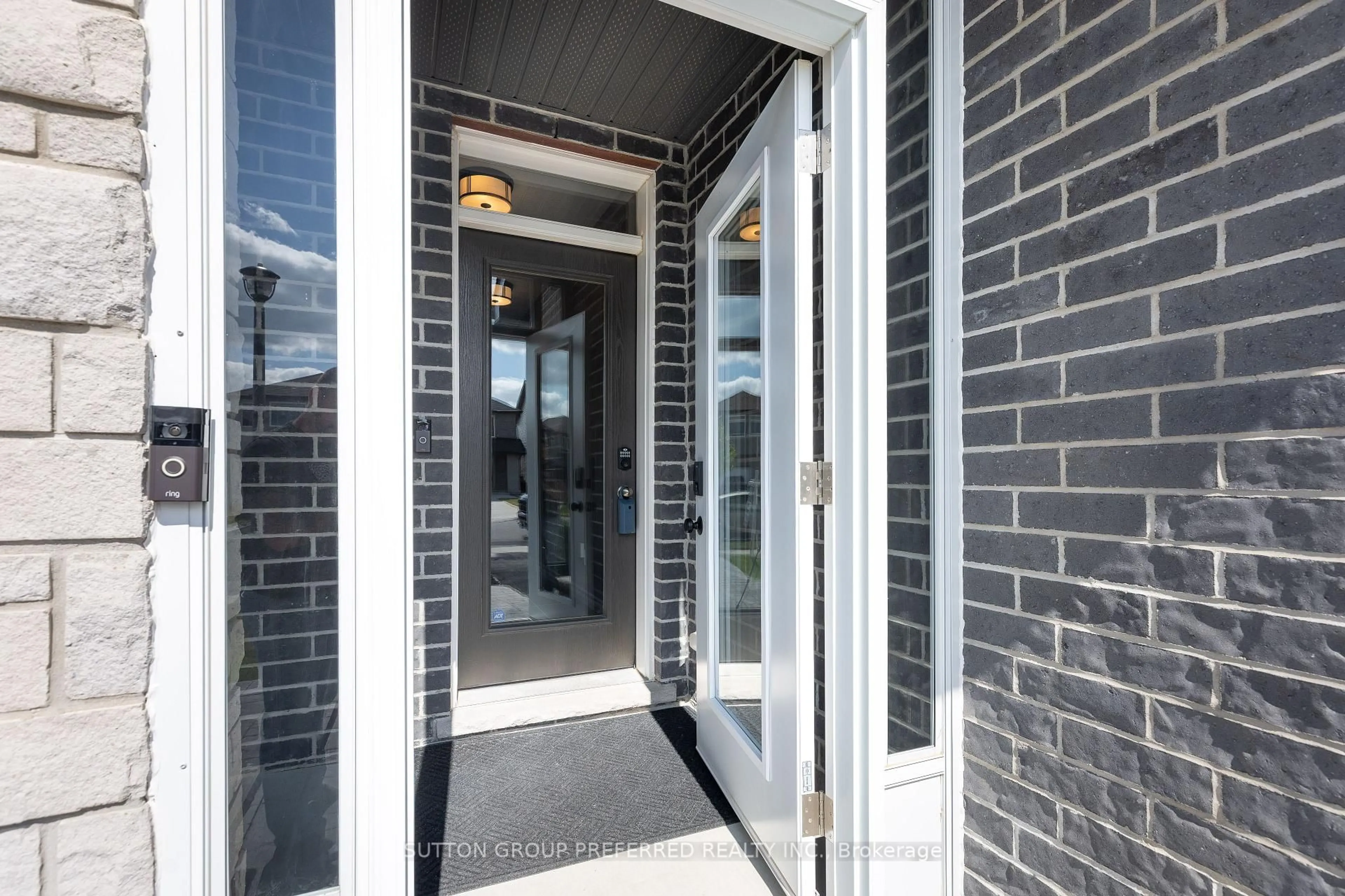 Indoor entryway for 1852 Foxridge Cres, London North Ontario N6G 0L7