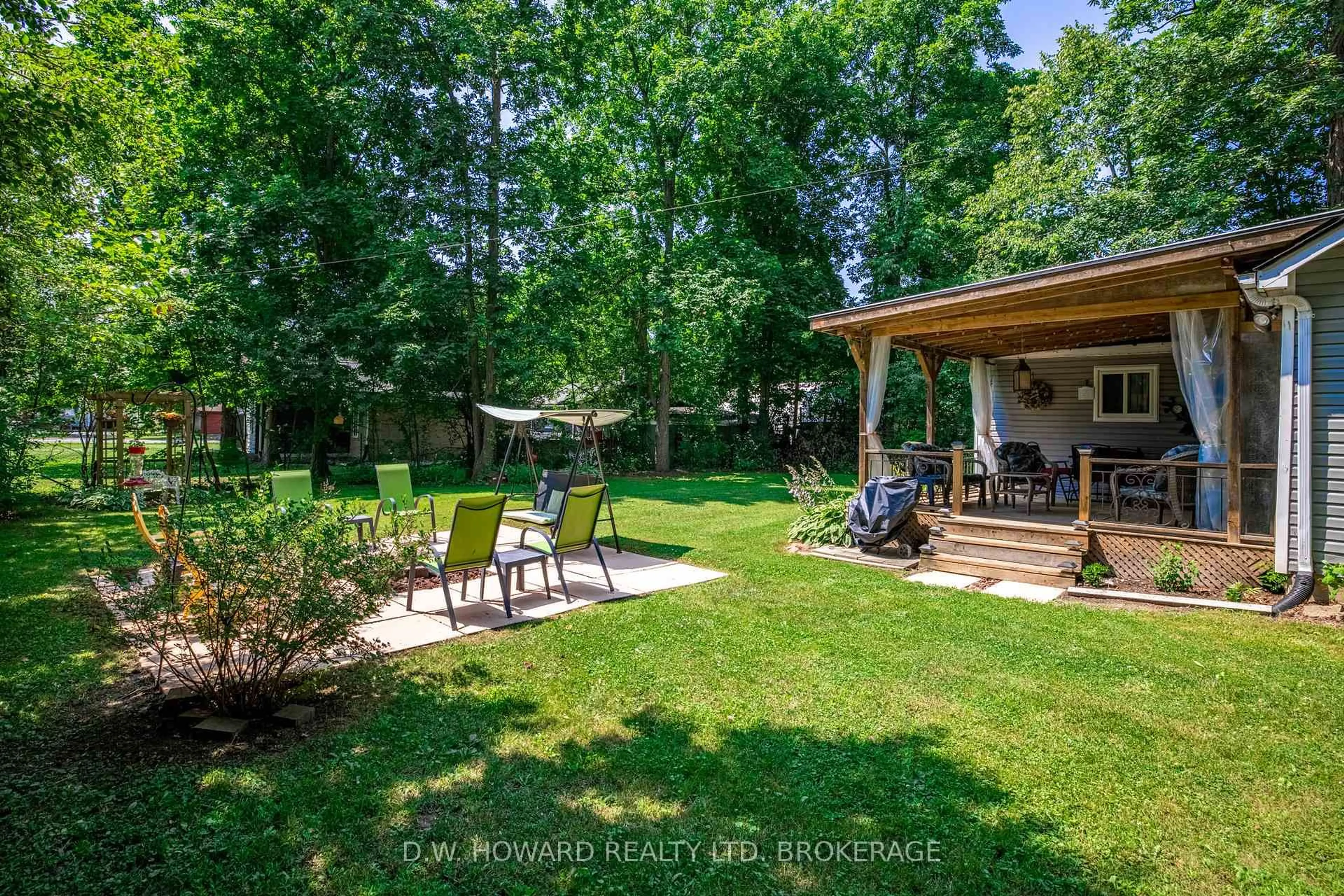 A pic from outside/outdoor area/front of a property/back of a property/a pic from drone, forest/trees view for 3249 Maple Ave, Fort Erie Ontario L0S 1N0