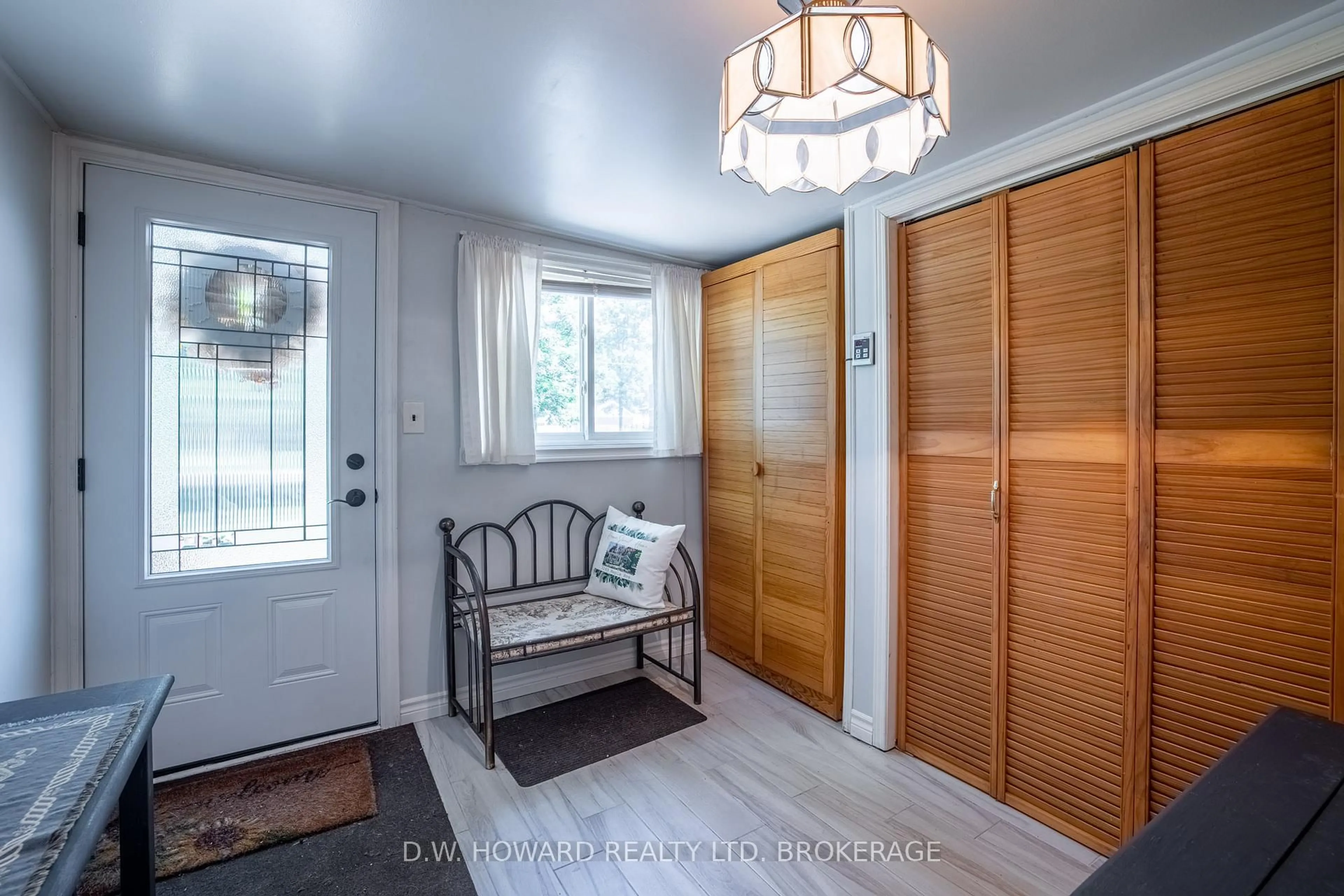 Indoor entryway for 3249 Maple Ave, Fort Erie Ontario L0S 1N0