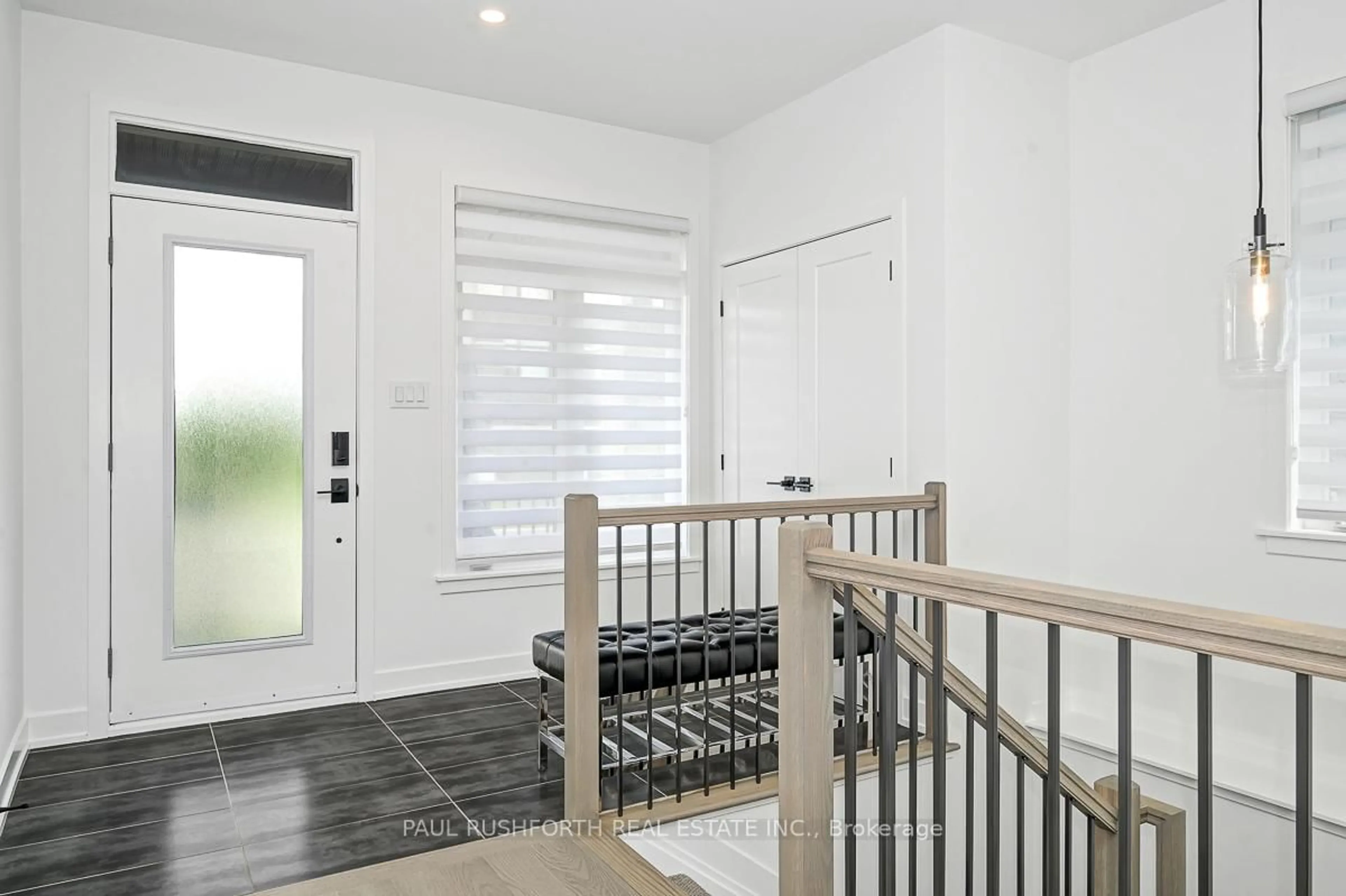 Indoor entryway for 568 Knotridge St, Ottawa Ontario K1W 0M2