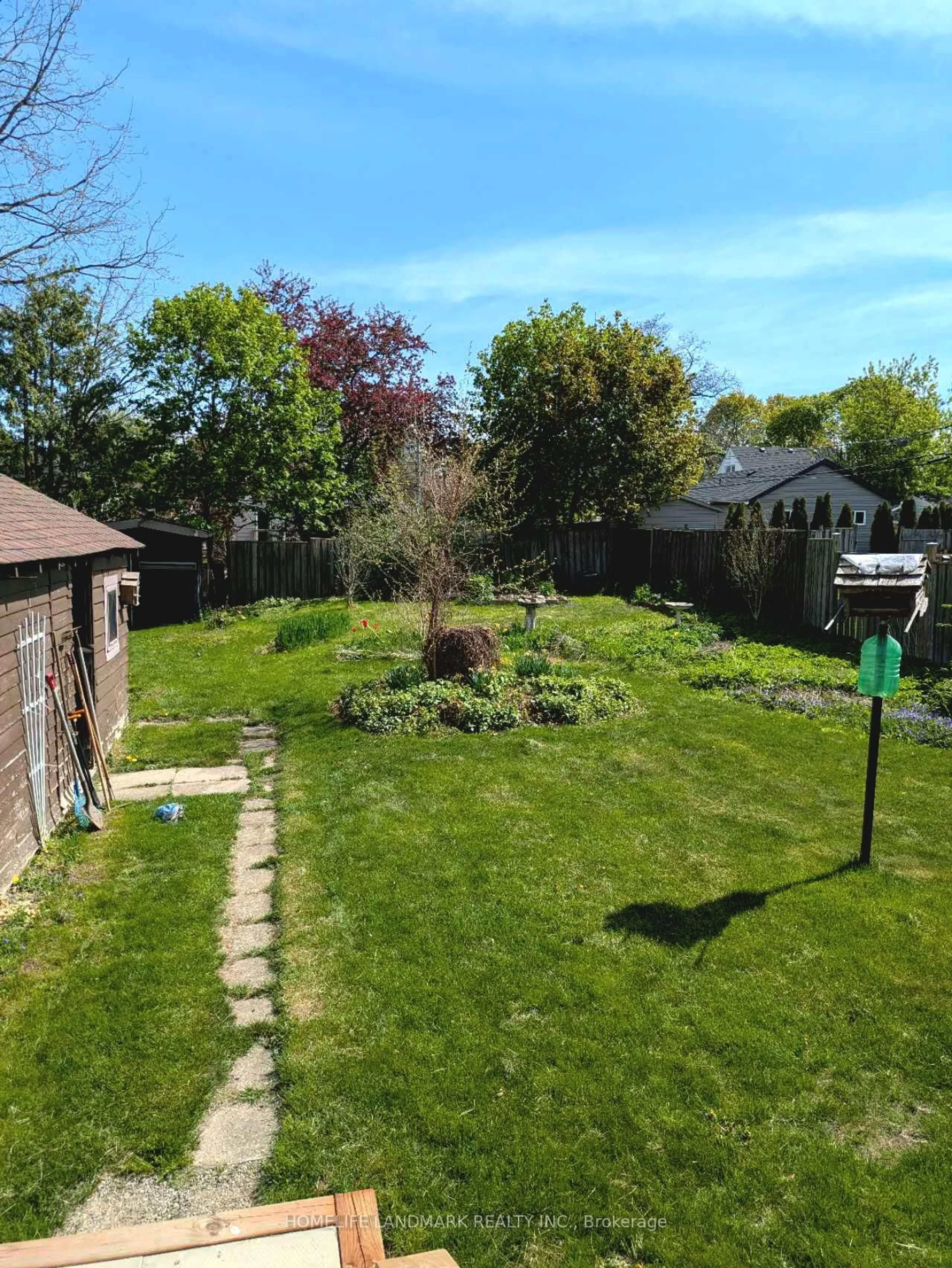 A pic from outside/outdoor area/front of a property/back of a property/a pic from drone, street for 87 Ballantyne Ave, Cambridge Ontario N1R 2S4