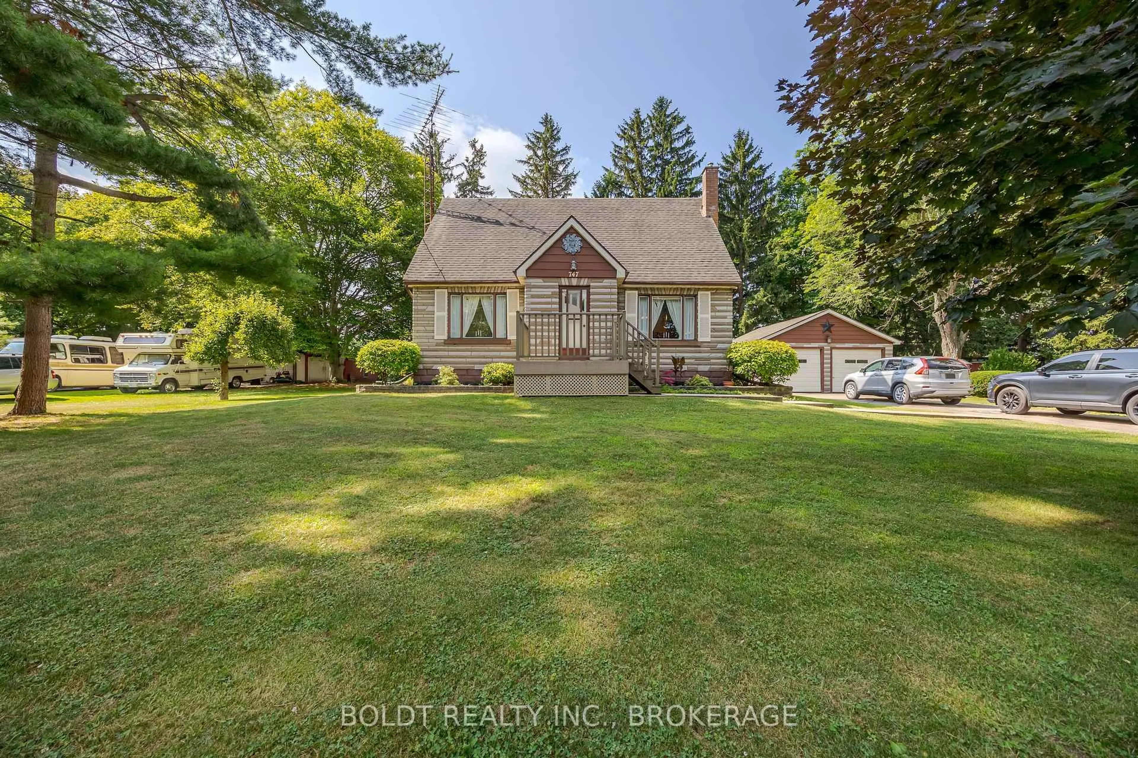 A pic from outside/outdoor area/front of a property/back of a property/a pic from drone, unknown for 747 Ridge Rd, Welland Ontario L3B 5N7