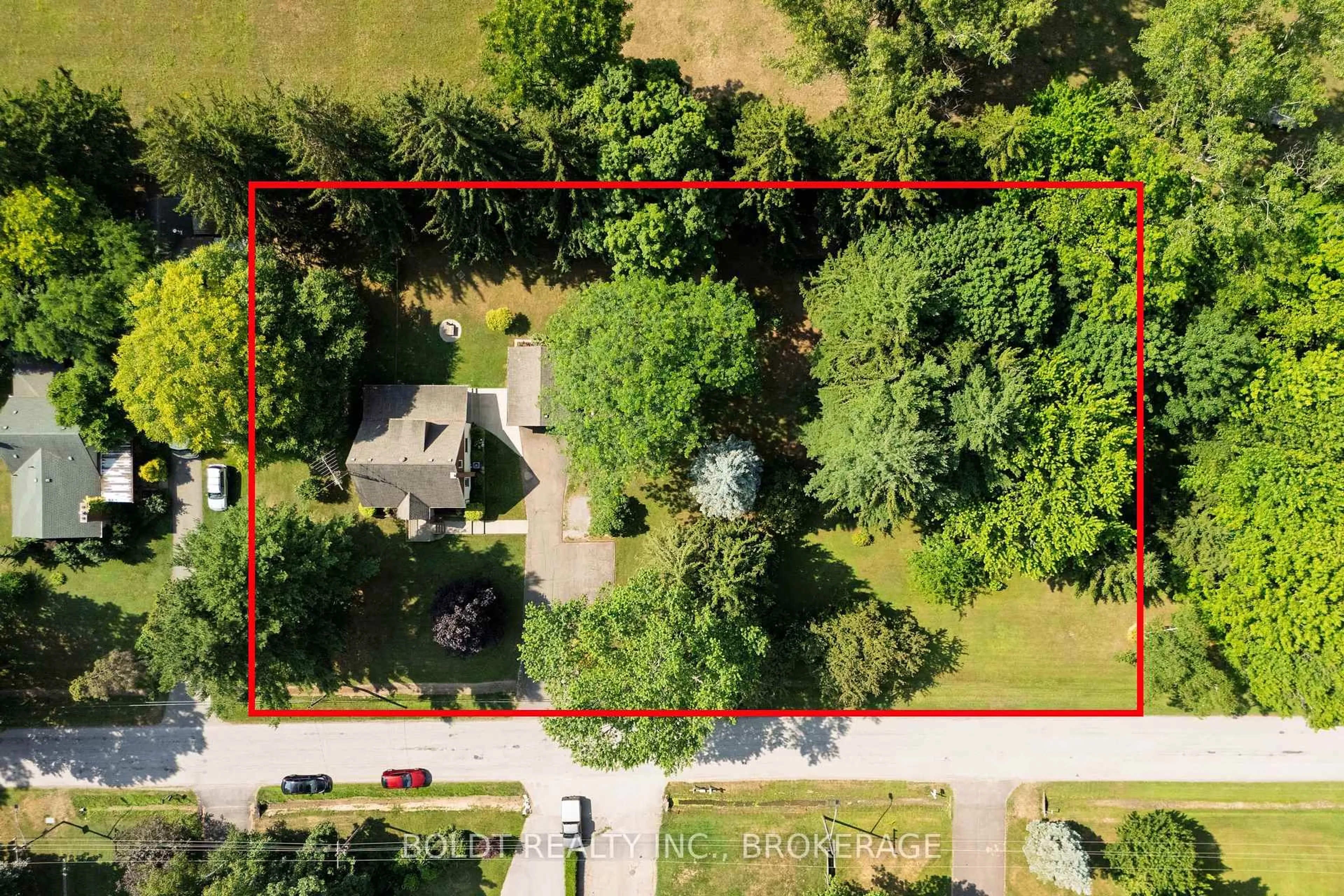 A pic from outside/outdoor area/front of a property/back of a property/a pic from drone, street for 747 Ridge Rd, Welland Ontario L3B 5N7