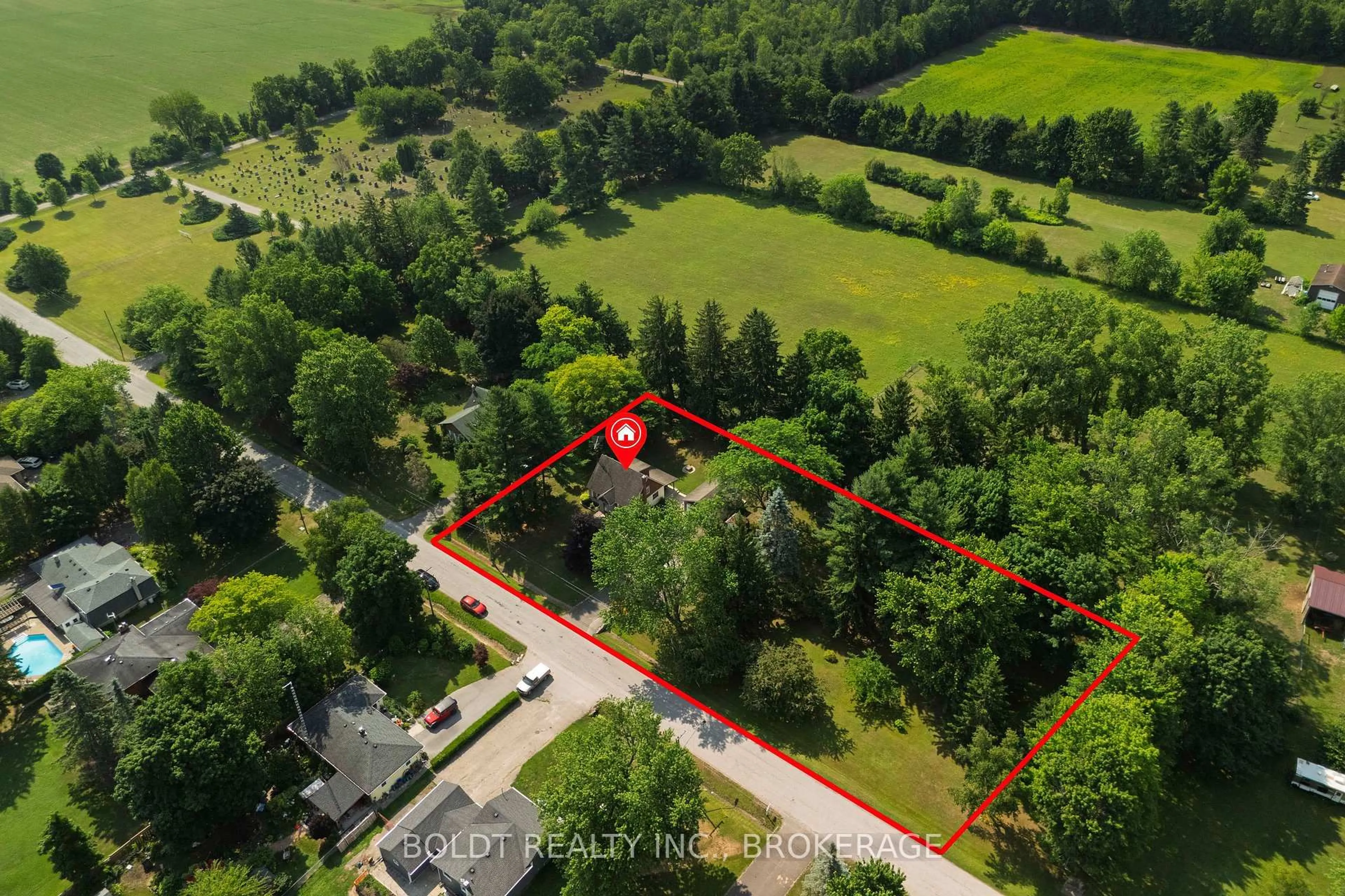 A pic from outside/outdoor area/front of a property/back of a property/a pic from drone, building for 747 Ridge Rd, Welland Ontario L3B 5N7
