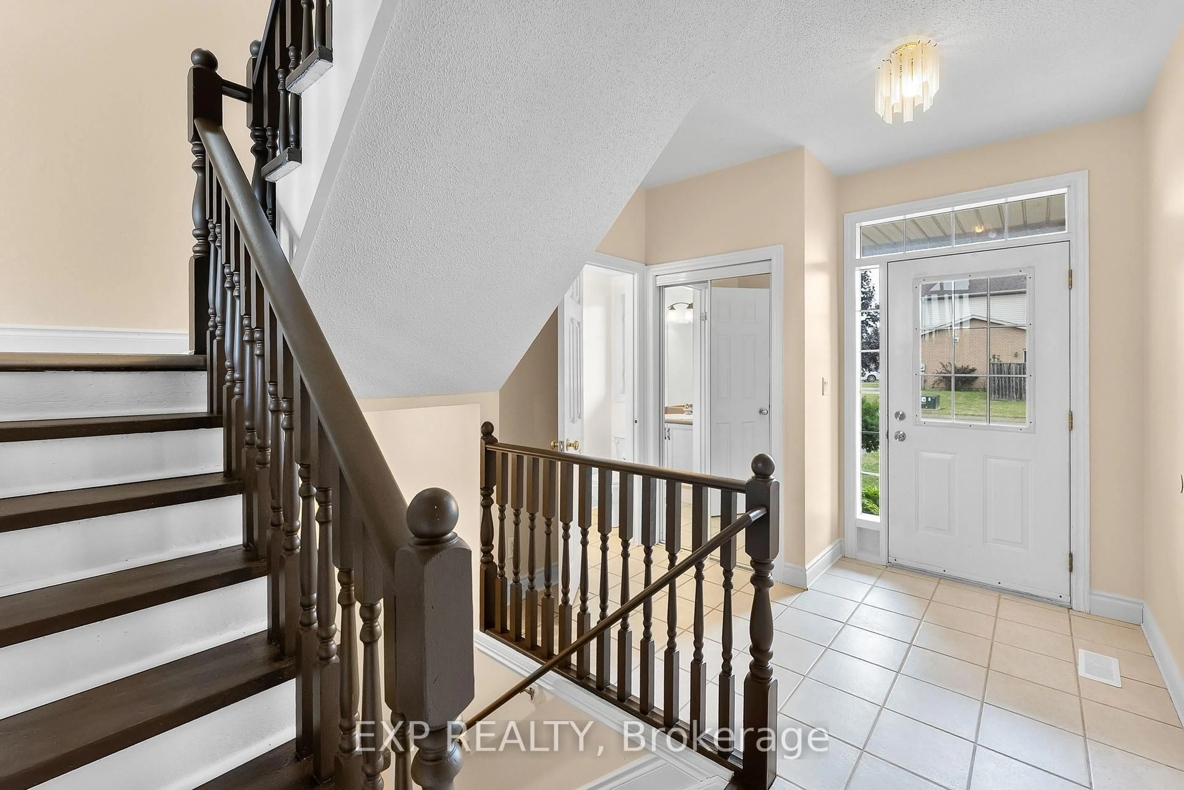 Indoor entryway for 38 Natalie Crt, Thorold Ontario L2V 5C6